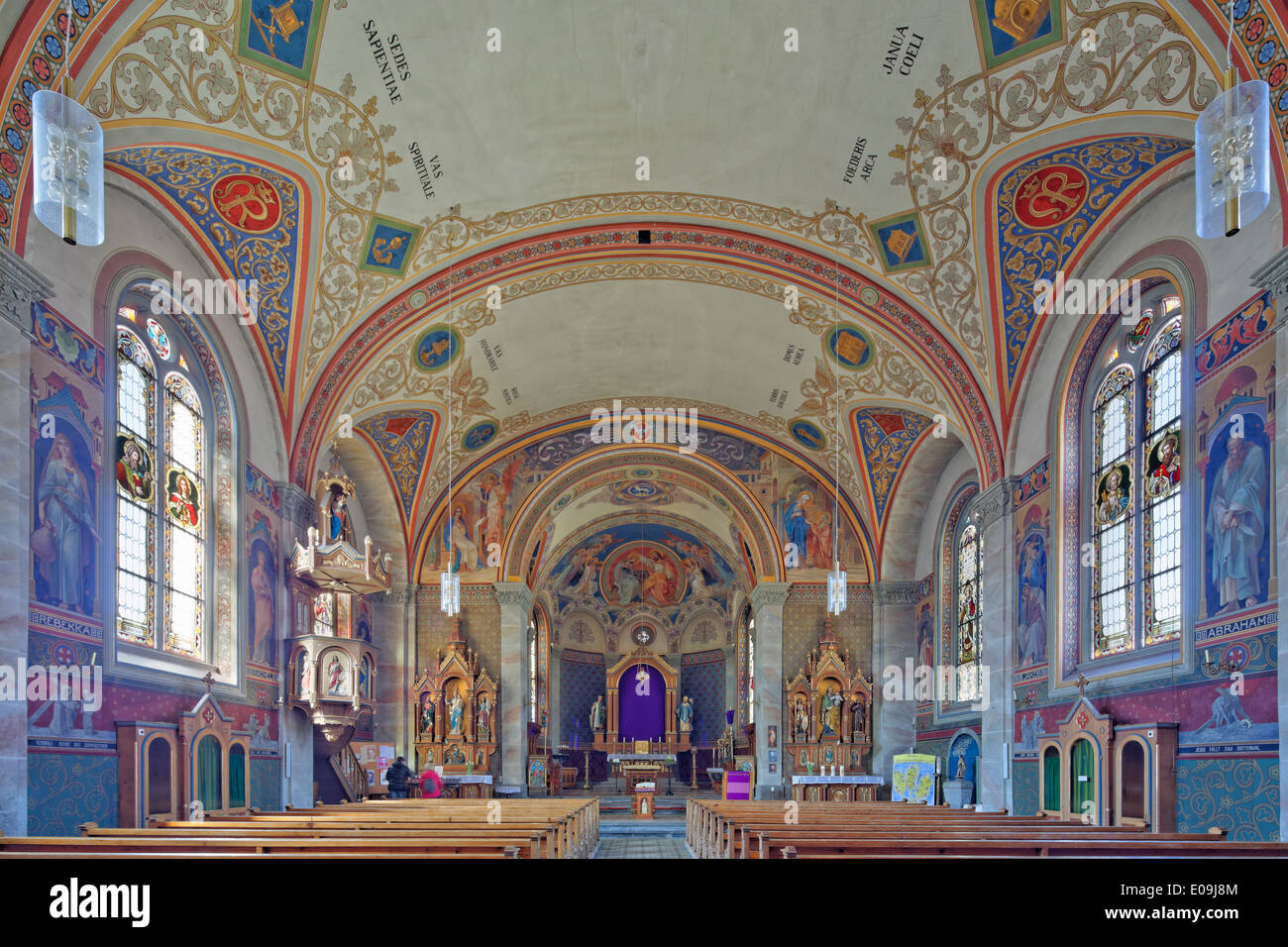 Autriche, Vorarlberg, Riezlern, sacrifice de la Vierge Marie, l'église de fresques par Martin von Feuerstein, vue intérieure Banque D'Images