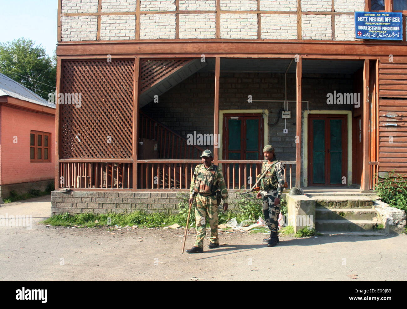 Srinagar, Cachemire sous administration indienne. 07 mai2014 : paramilltary patrouilles des forces indiennes à l'intérieur des bureaux de l'avance sur la troisième et dernière phase lok sabah élection à noth cachemiriens baramulla kupwara district (Sofi Suhail/Alamy Live News ) Banque D'Images