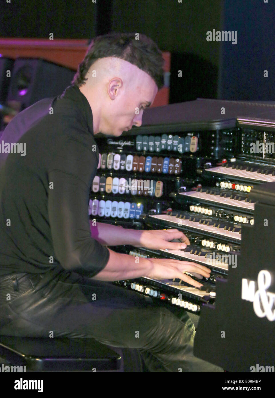 Berlin, Allemagne. 09Th Mai, 2014. L'organiste nous Cameron Carpenter joue son orgue numérique dans le film muet de Delphi théâtre à Berlin, Allemagne, 02 mai 2014. Carpenter sera en tournée avec l'orgue numérique pour la première fois. Photo : STEPHANIE PILICK/dpa/Alamy Live News Banque D'Images