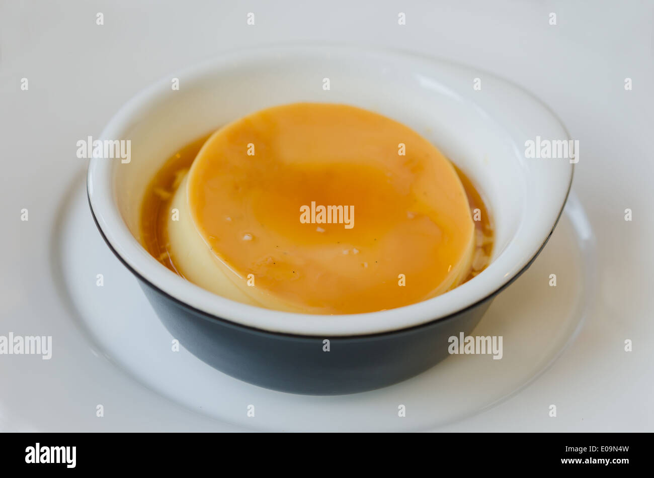 Crème caramel , flan crème pâtissière dans un bol Banque D'Images