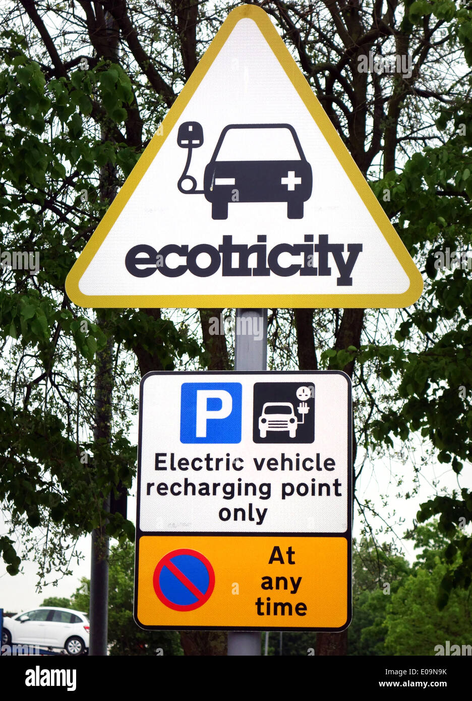Ecotricity station de charge de véhicules électriques dans les services sur l'autoroute M4 en Angleterre Banque D'Images