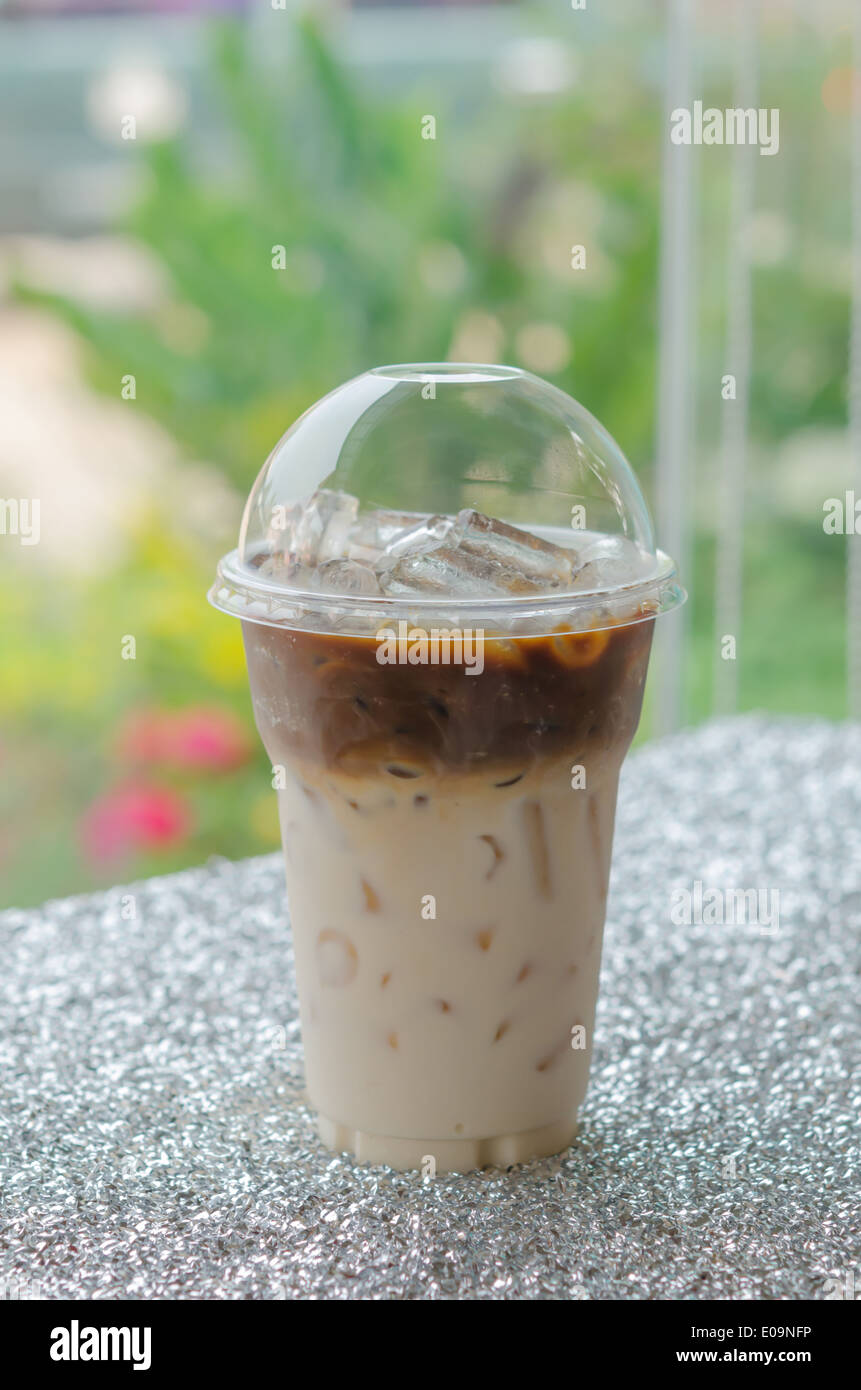 Café glacé dans tasse en plastique pour emporter l' Banque D'Images