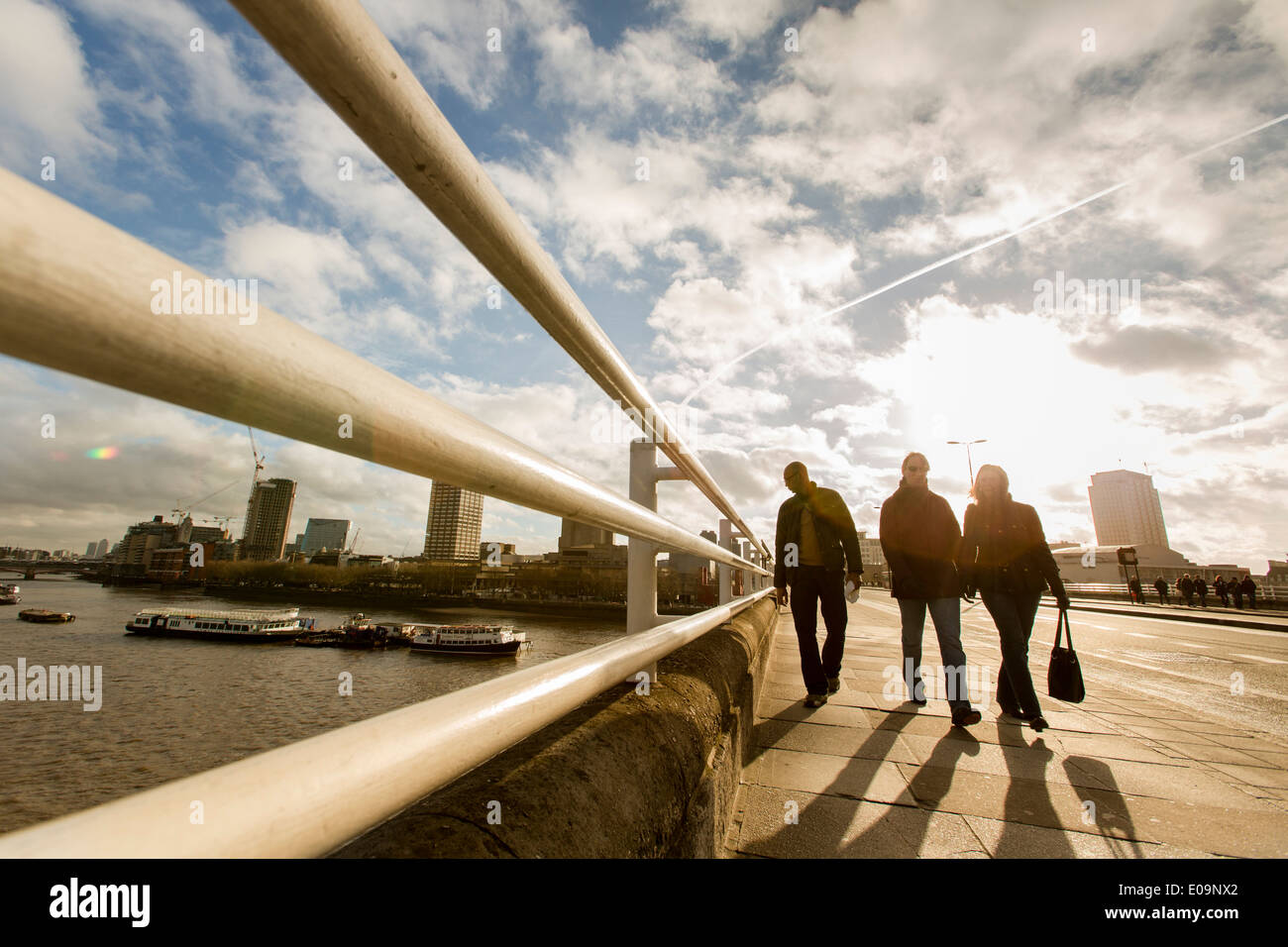 Les gens se profilant crossing London's Waterloo Pont sur la Tamise. Banque D'Images