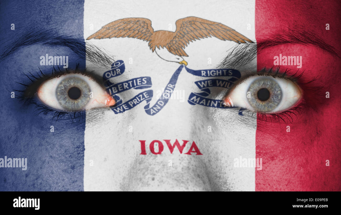 Close up d'yeux. Visage peint avec le drapeau de l'Iowa Banque D'Images