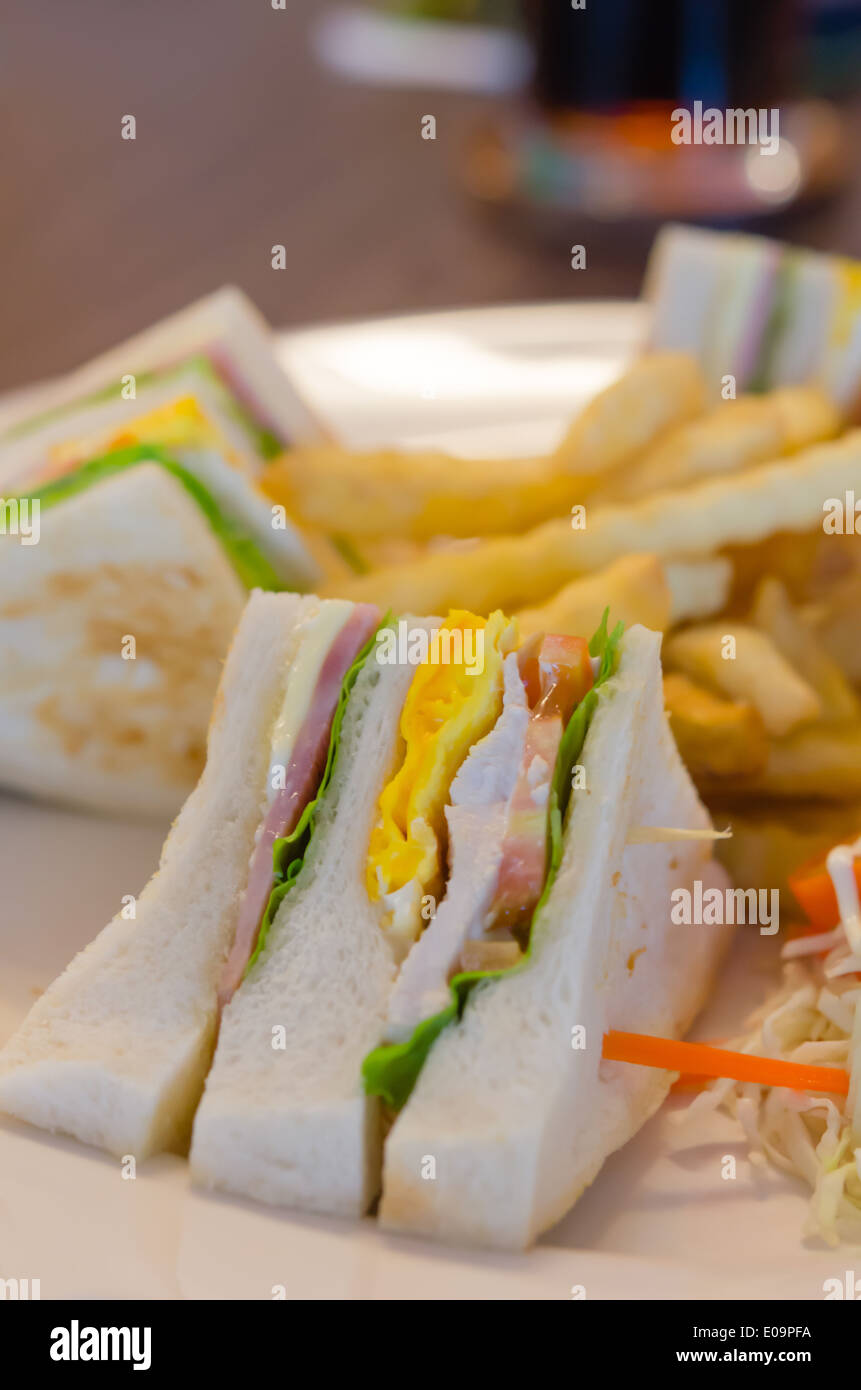 Délicieux club sandwich avec des frites lors d'un dîner Banque D'Images