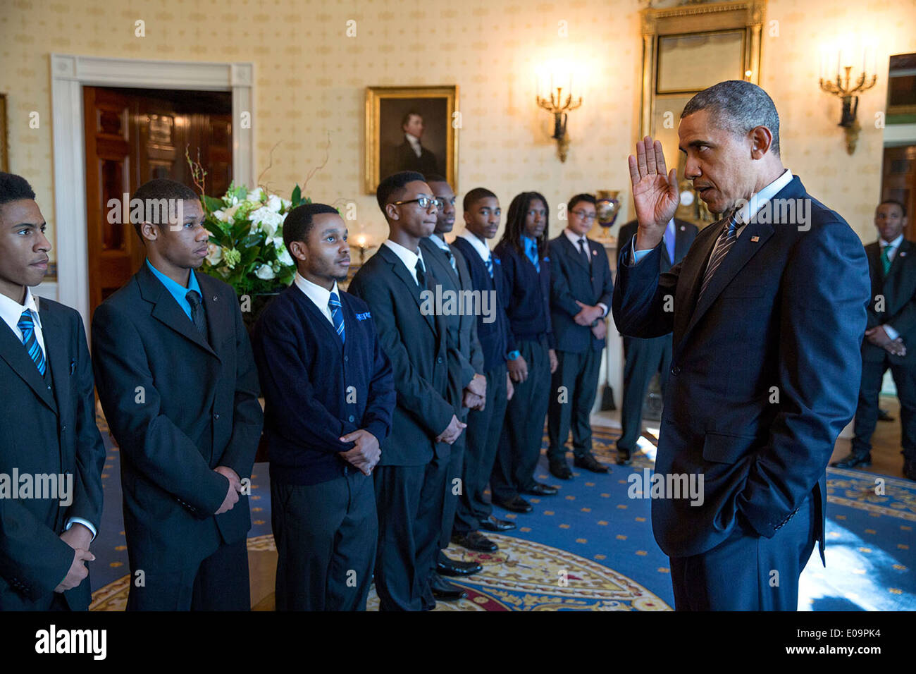 Le président américain Barack Obama salue les participants à l'étape de la Chambre Bleue avant une manifestation pour mettre en surbrillance "My Brother's Keeper", une initiative visant à élargir les possibilités pour les jeunes hommes et les garçons de couleur, dans l'East Room de la Maison Blanche le 27 février 2014 à Washington, DC. Banque D'Images