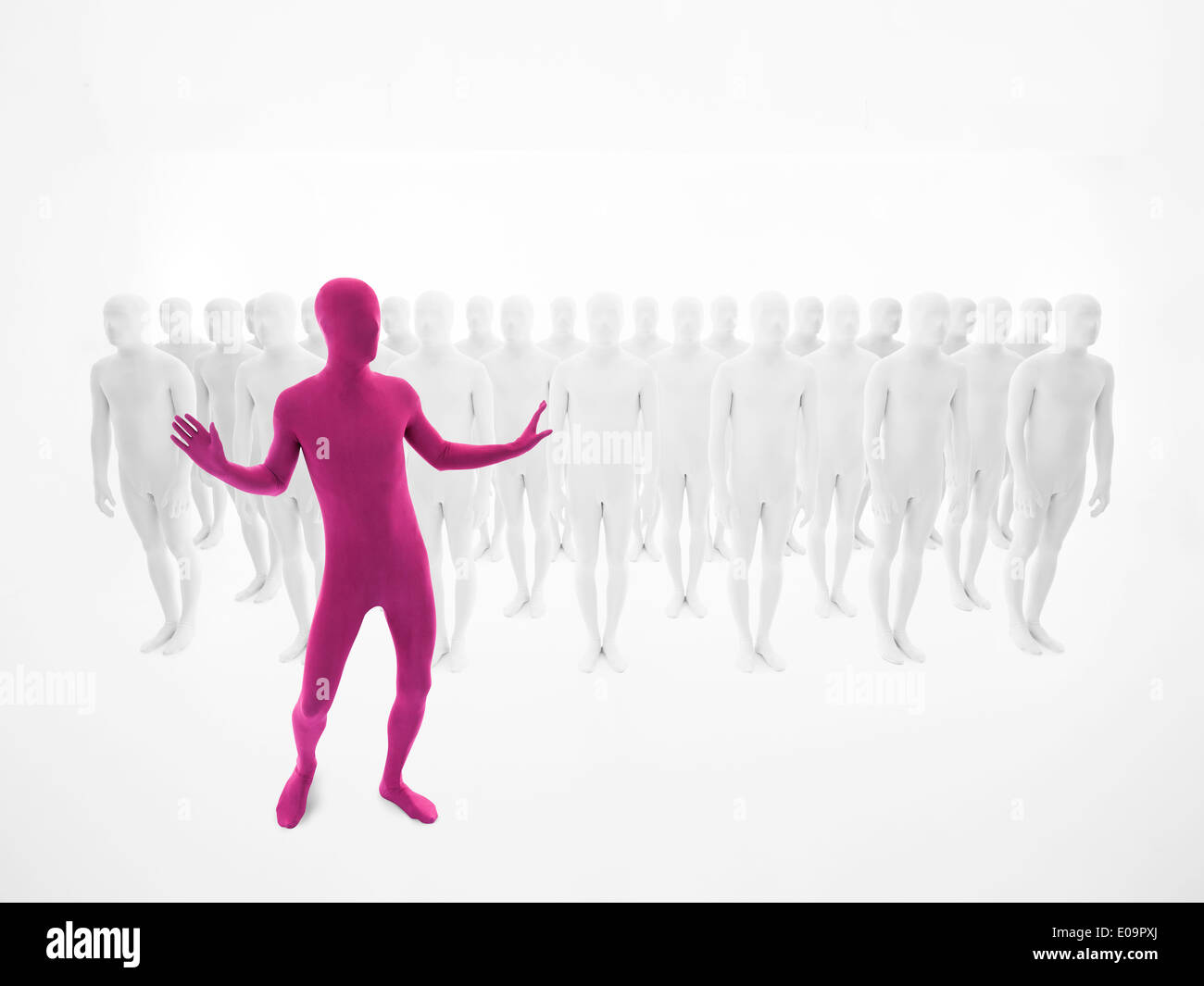 Homme habillé en rose danser devant une foule de gens habillés en blanc Banque D'Images