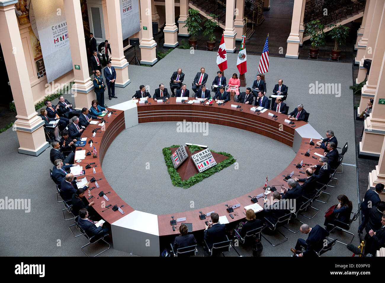 Vue de dessus comme le président américain Barack Obama rencontre le Président Enrique Peña Nieto, du Mexique et le Premier ministre Stephen Harper du Canada, au Palacio de Justicia lors du Sommet des dirigeants nord-américains le 19 février 2014 à Toluca, Mexique. Banque D'Images