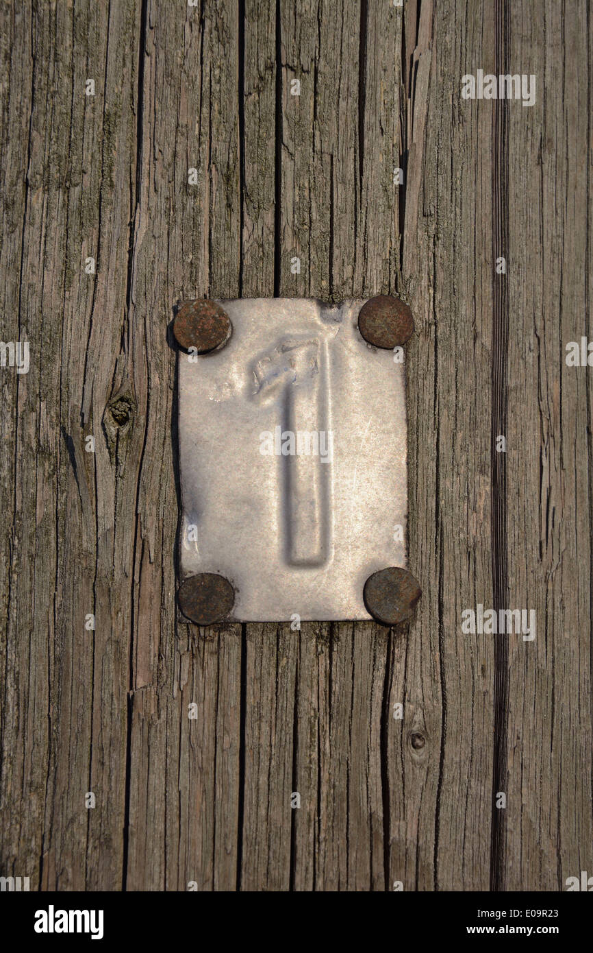 Pylône de l'électricité avec un panneau indiquant en métal Banque D'Images