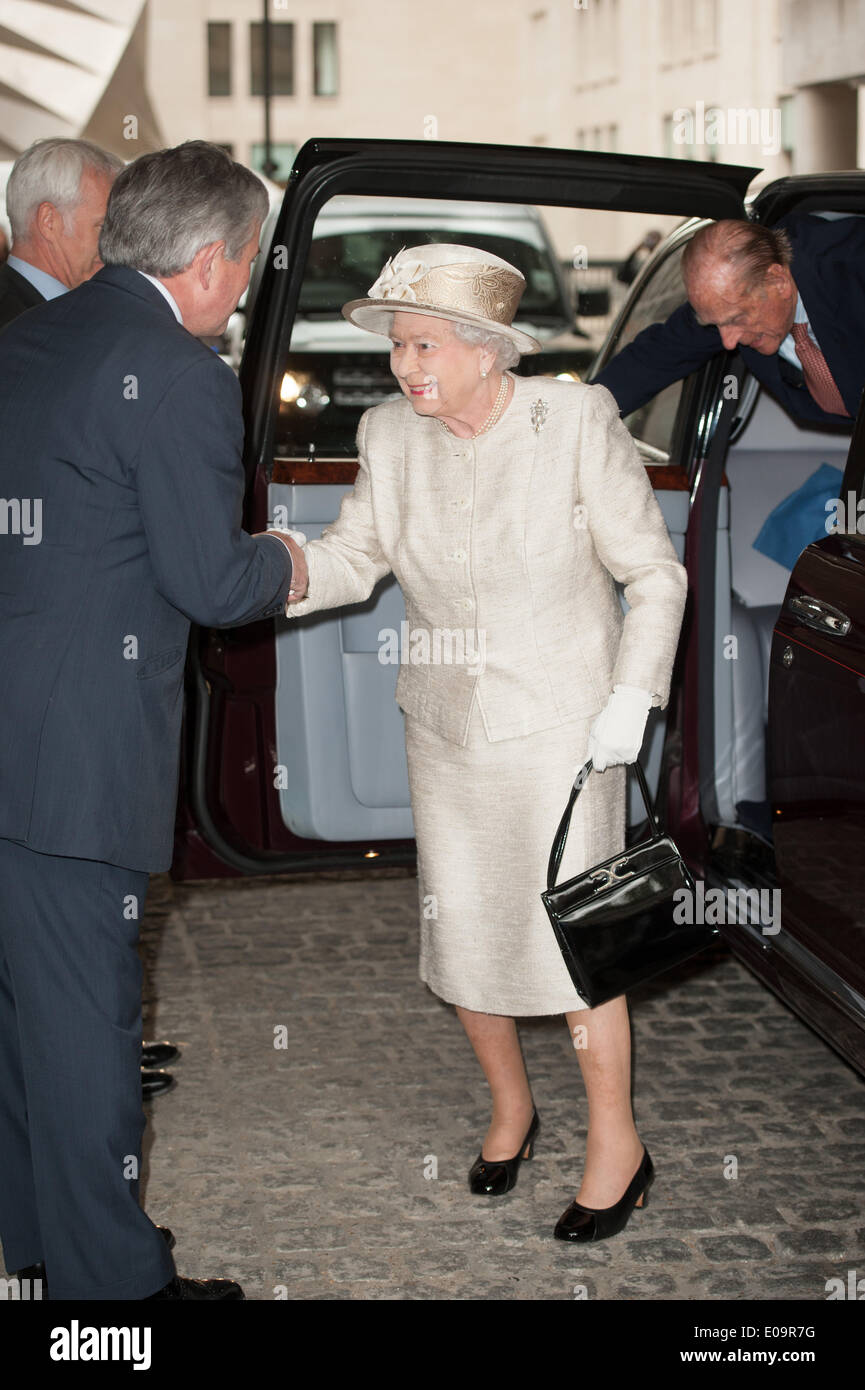 Londres, Royaume-Uni. 7e mai 2014. Sa Majesté la Reine et Son Altesse  Royale le duc d'Édimbourg assister à la réception à la charité des  journalistes papetier's Hall organisé par l'Association des journalistes
