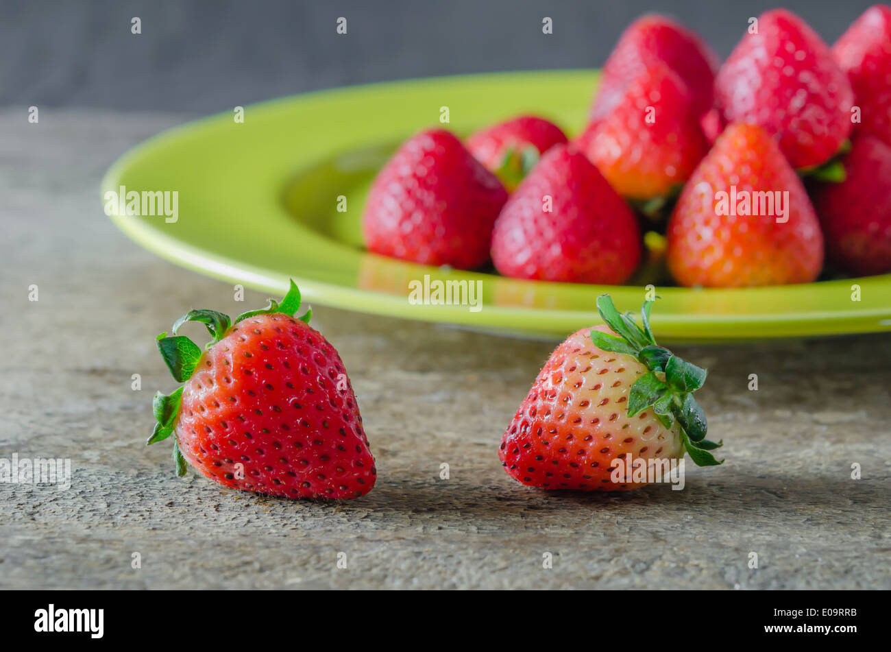 La vie encore de fraises rouges frais sur lave sur fond de bois Banque D'Images