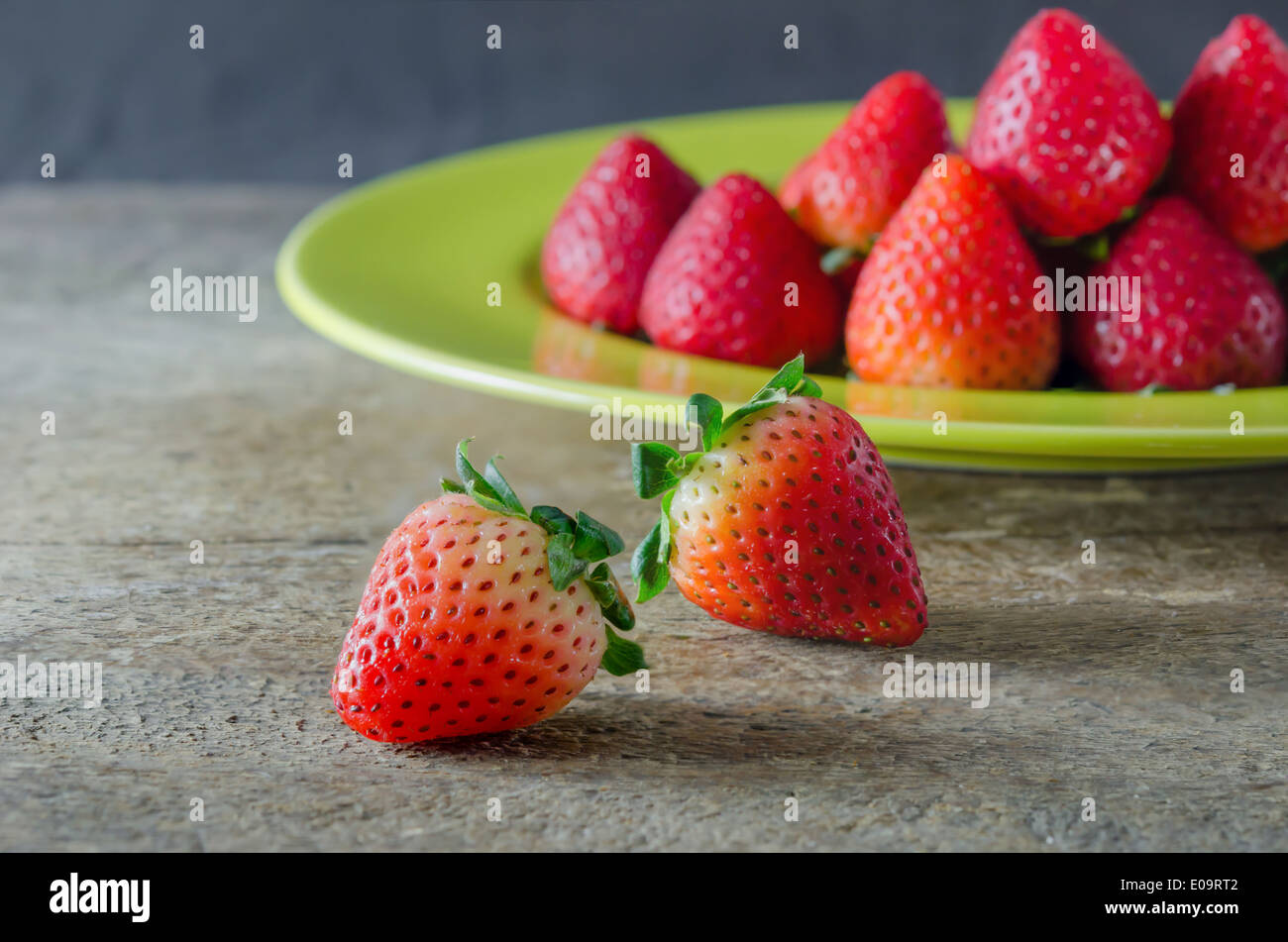 La vie encore de fraises rouges frais sur lave sur fond de bois Banque D'Images