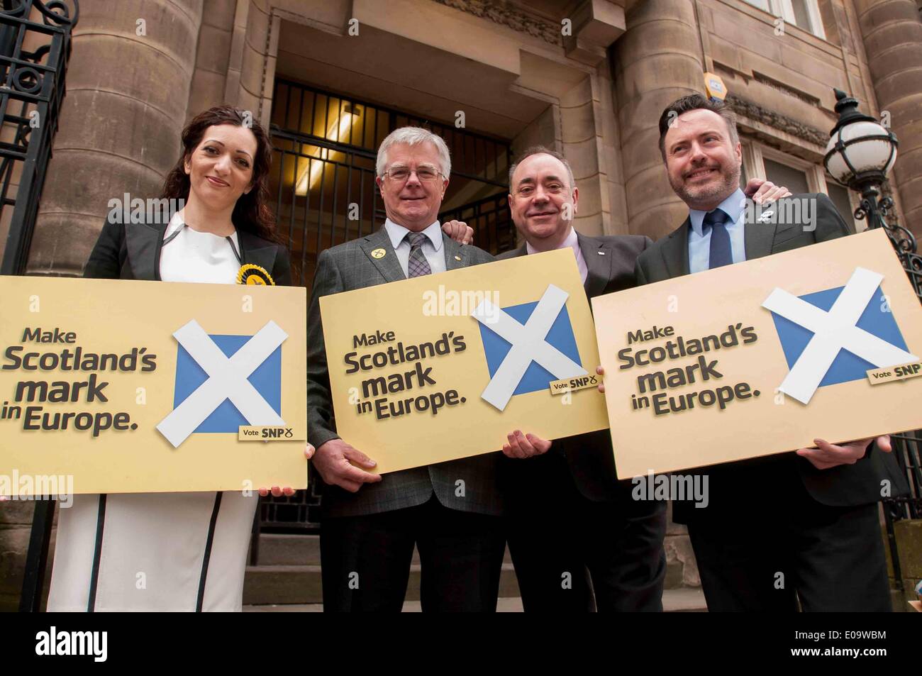 Edinburgh, Ecosse, Royaume-Uni. 07Th Mai, 2014. Snp trois candidats principaux pour les prochaines élections européennes avec le premier ministre Alex Salmond, G-D Ahmed-Sheikh Tasmina, Ian Hudghton, Alex Salmond, Alyn Smith à l'extérieur de Portobello Town Hall. Mercredi, 07 mai 2014. Credit : Wullie Marr/Alamy Live News Banque D'Images