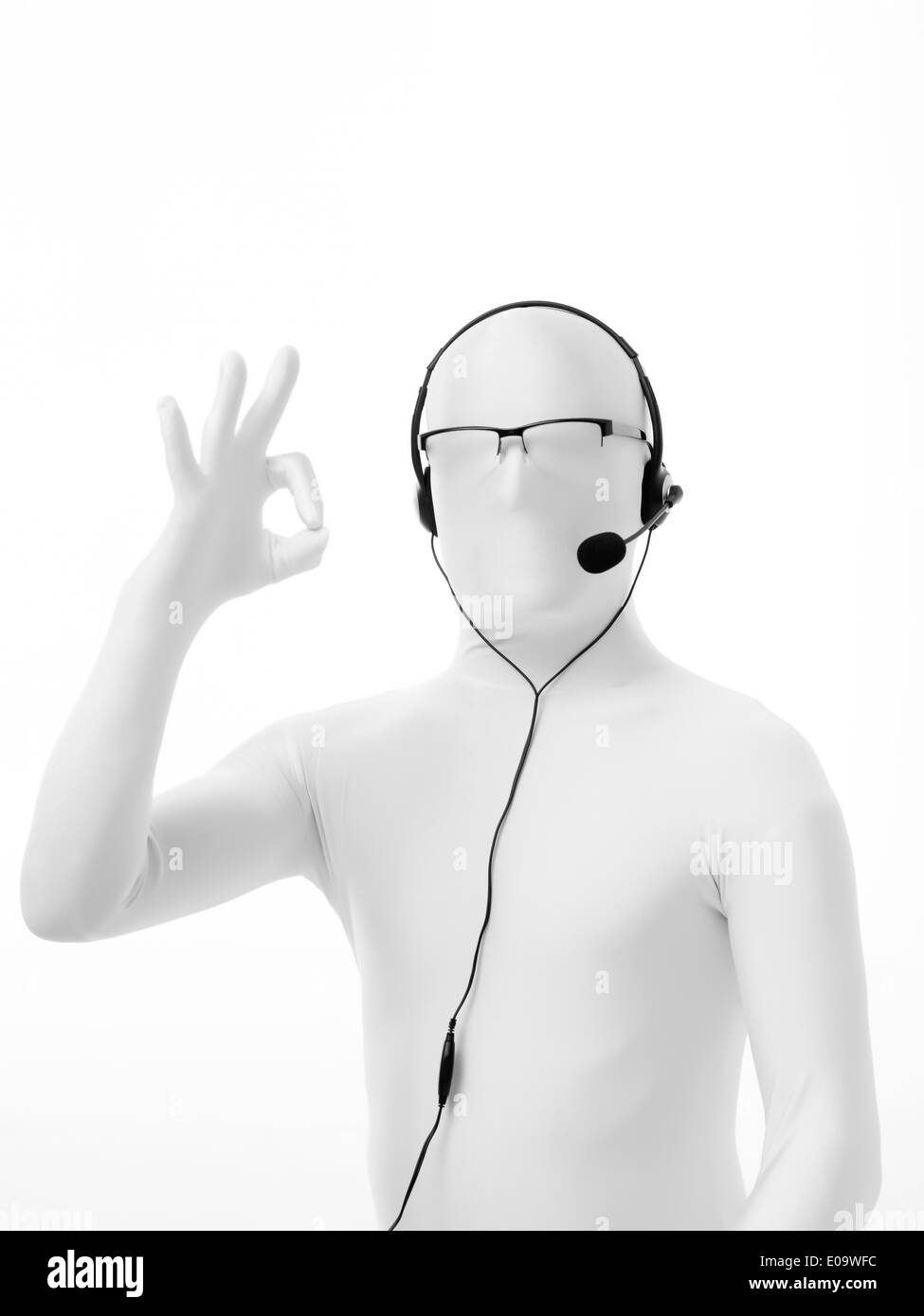 Portrait d'homme inconnu avec casque et microphone main lunettes ok service client Banque D'Images