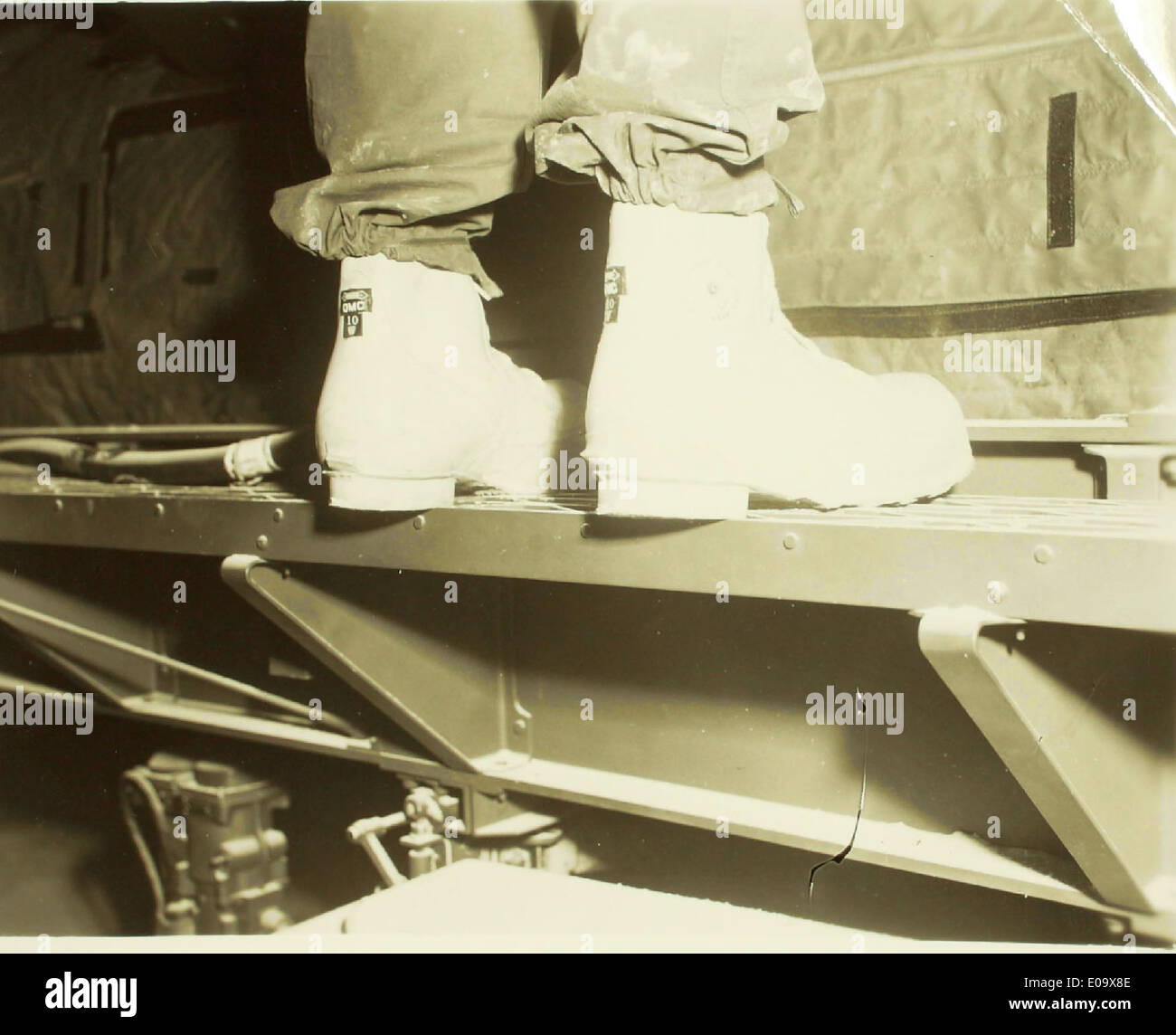 Les emblématiques bottes de lapin faisaient partie du programme spatial de la NASA des années 1980 aux années 2010, conçu pour protéger les astronautes dans des températures extrêmes. Cette photo brillante capture les chaussures uniques utilisées par les astronautes lors de missions spatiales pour la protection thermique. Banque D'Images Les emblématiques bottes de lapin faisaient partie du programme spatial de la NASA des années 1980 aux années 2010, conçu pour protéger les astronautes dans des températures extrêmes. Cette photo brillante capture les chaussures uniques utilisées par les astronautes lors de missions spatiales pour la protection thermique. Banque D'Images