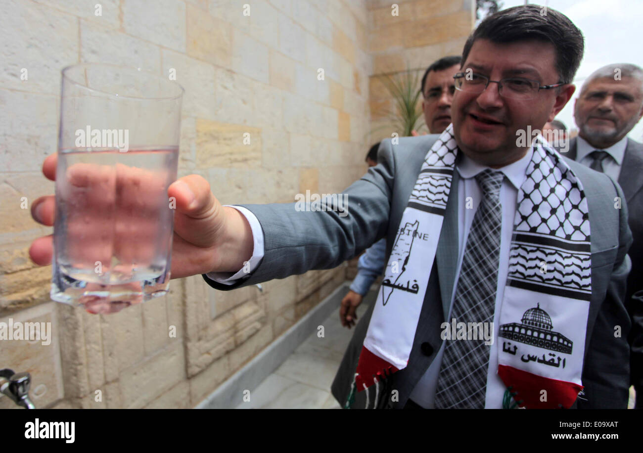 La ville de Gaza, bande de Gaza, territoire palestinien. 7 mai, 2014. L'ambassadeur turc à la Palestine Mustafa Sarnic assiste à la cérémonie de réouverture de la bienfaisance historique d'un robinet d'eau du Sultan Ottoman Abdul Hamid II, à Gaza le 07 mai, 2014 : Crédit d'Ashraf Amra/APA Images/ZUMAPRESS.com/Alamy Live News Banque D'Images