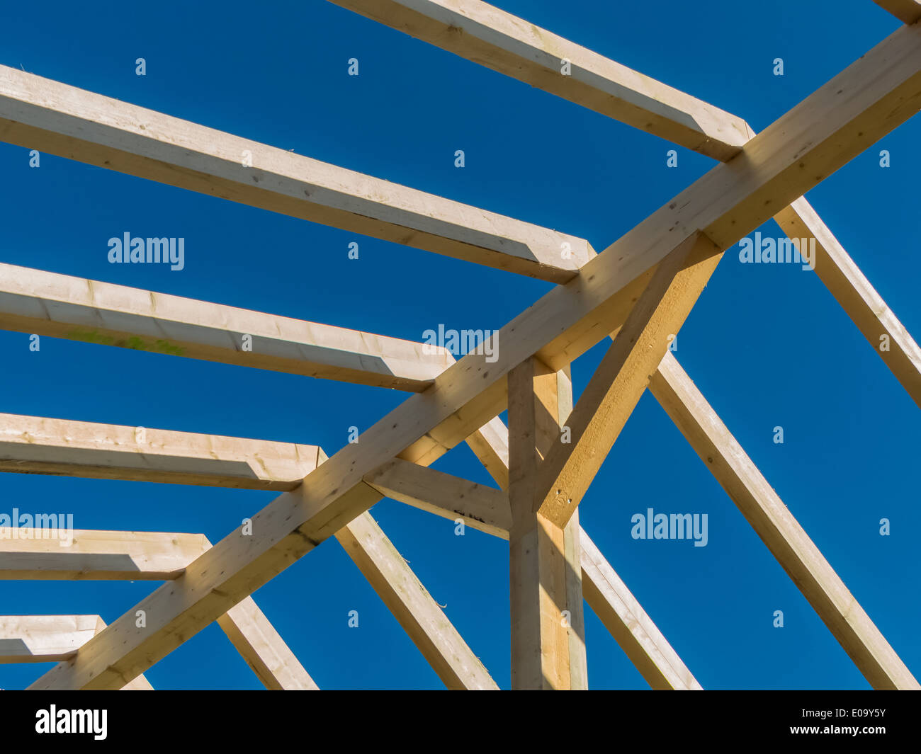 Sur une maison un nouveau toit est construit sur l'emplacement de l'édifice. Plus lentement du bois pour cadre de toit., auf einem Haus wird auf einer Ba Banque D'Images