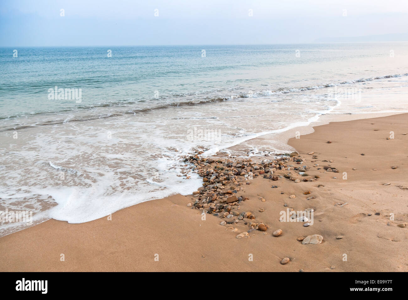 Côte de l'océan Atlantique avec du sable et de galets Banque D'Images