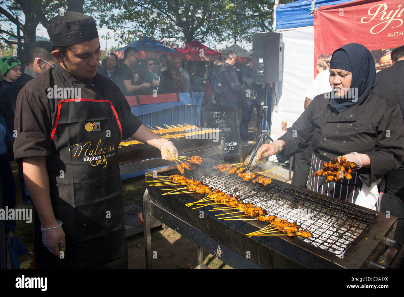 La nourriture du barbecue pendant un festival gastronomique sur la rive sud. La Banque du Sud est un important quartier des spectacles, c'est promenade Riverside occupé avec les visiteurs et les touristes. Londres, Royaume-Uni. Banque D'Images