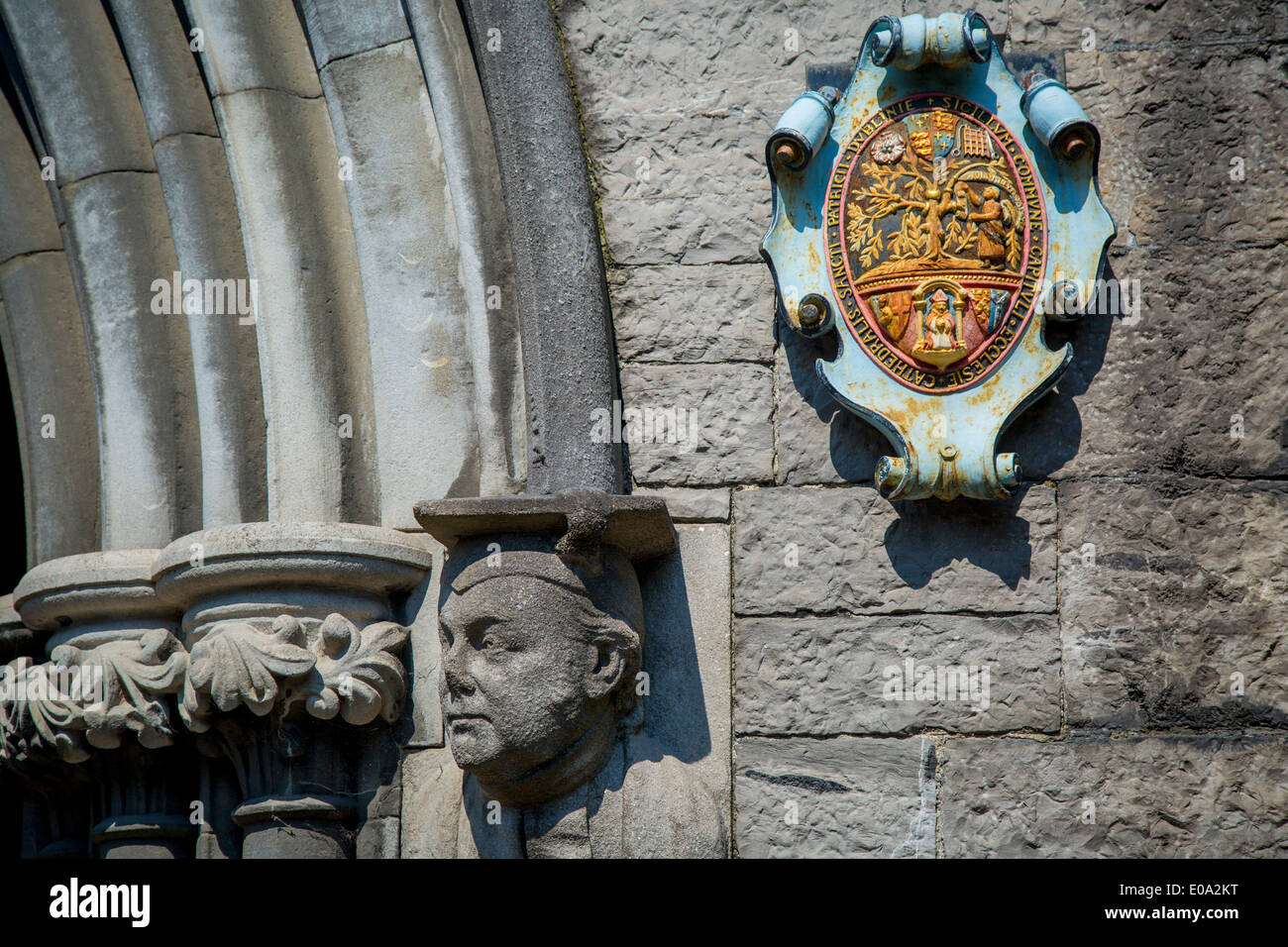 Détail à l'entrée de la cathédrale Saint Patrick à Dublin, Irlande Banque D'Images