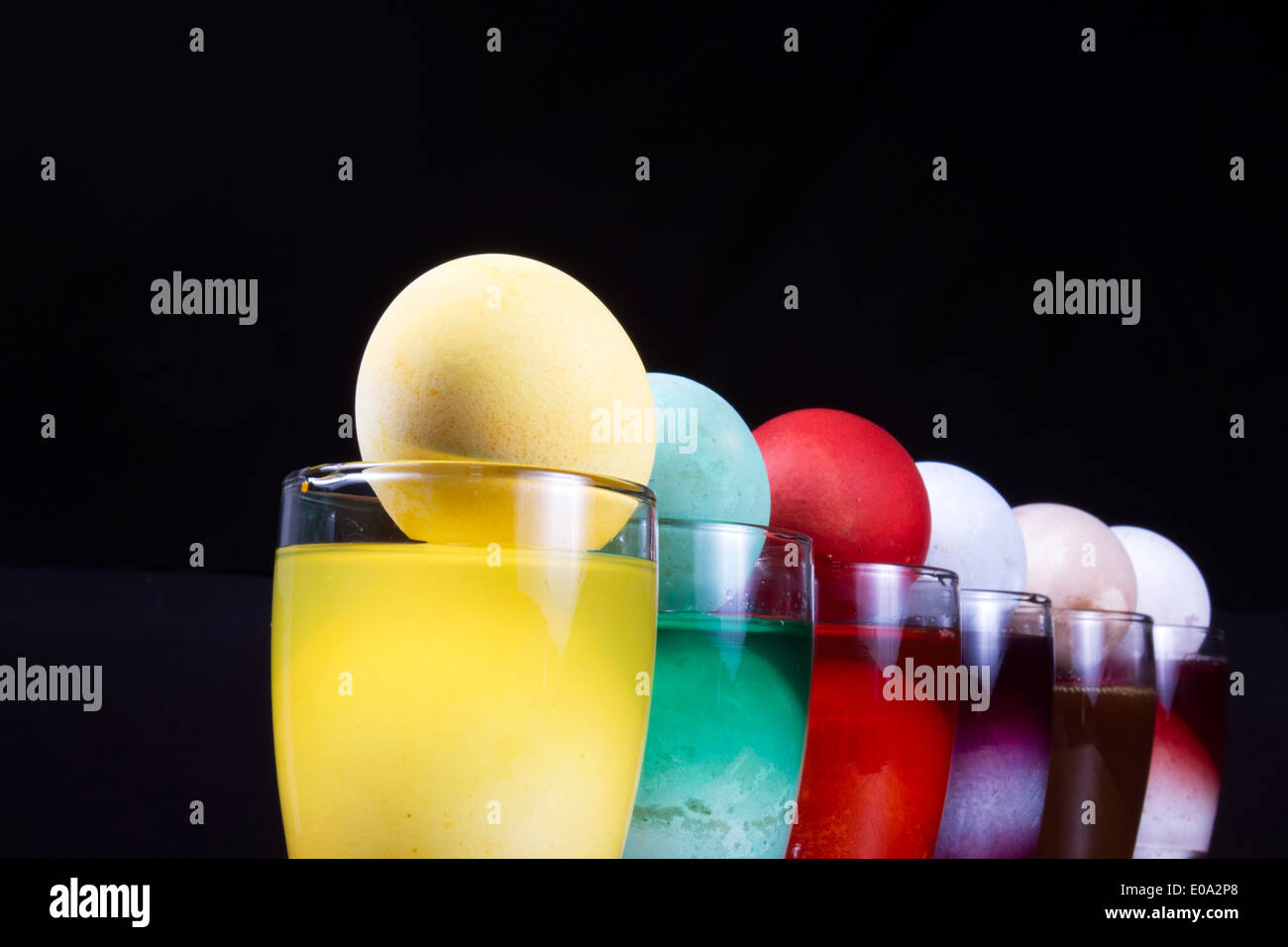 Les œufs de Pâques colorés créés à partir de colorants faits à partir d'ingrédients naturels Banque D'Images