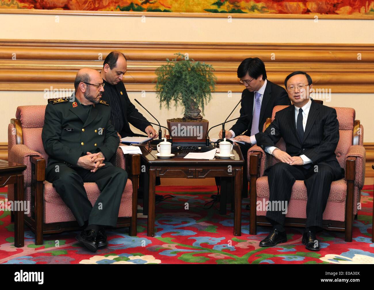 Beijing, Chine. 7 mai, 2014. Le Conseiller d'Etat chinois Yang Jiechi (1e R) rencontre avec le Ministre iranien de la Défense et des Forces armées de la logistique Hossein Dehqan à Beijing, capitale de Chine, le 7 mai 2014. © Rao Aimin/Xinhua/Alamy Live News Banque D'Images