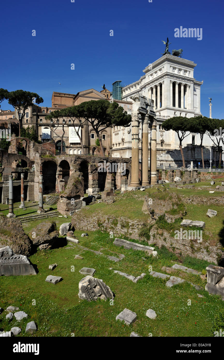 Italie, Rome, Forum de César et Vittoriano Banque D'Images
