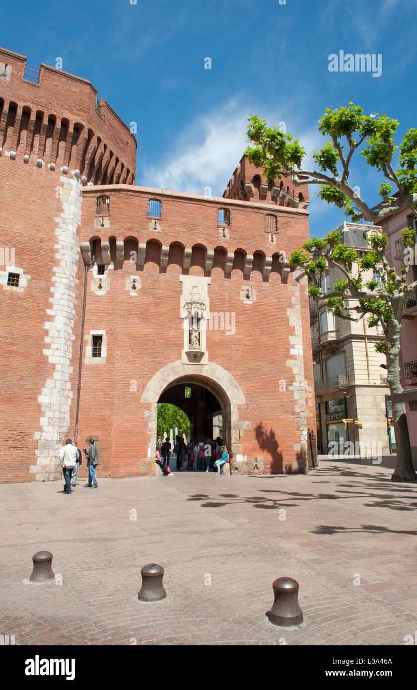 Vue de la vieille prison de Perpignan appelé 'El Castillet", aujourd'hui un musée catalan. Banque D'Images Vue de la vieille prison de Perpignan appelé 'El Castillet", aujourd'hui un musée catalan. Banque D'Images