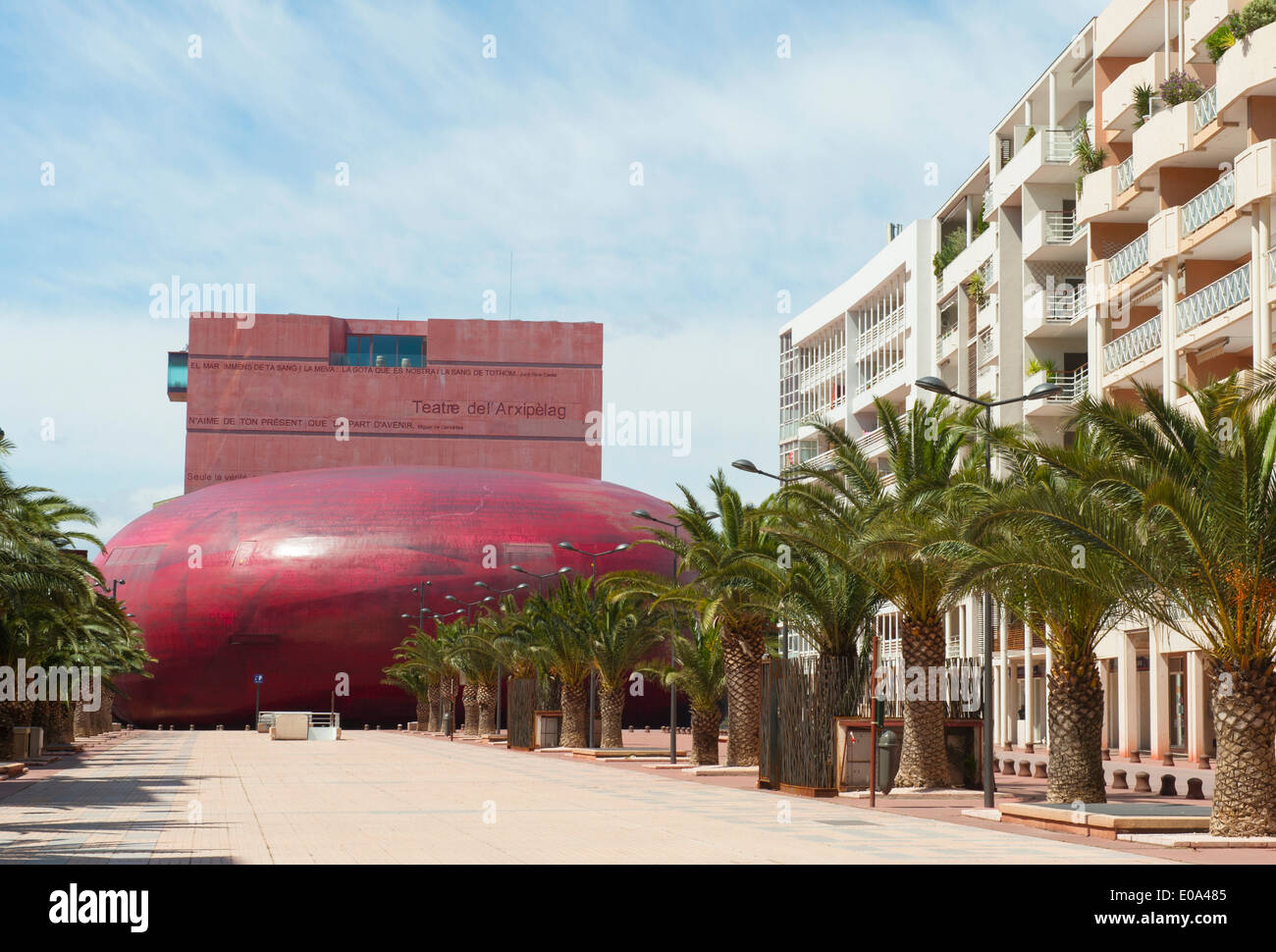 Construit par Jean Nouvel, le Théâtre de l'archipel à Perpignan a été nommé 'le grenat' par les sections locales Banque D'Images Construit par Jean Nouvel, le Théâtre de l'archipel à Perpignan a été nommé 'le grenat' par les sections locales Banque D'Images