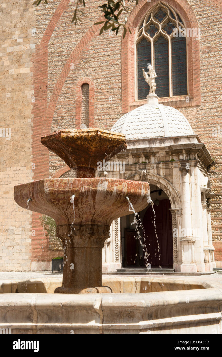 Fontaine et façade occidentale de la cathédrale Saint-Jean-Baptiste de Perpignan, France Banque D'Images Fontaine et façade occidentale de la cathédrale Saint-Jean-Baptiste de Perpignan, France Banque D'Images