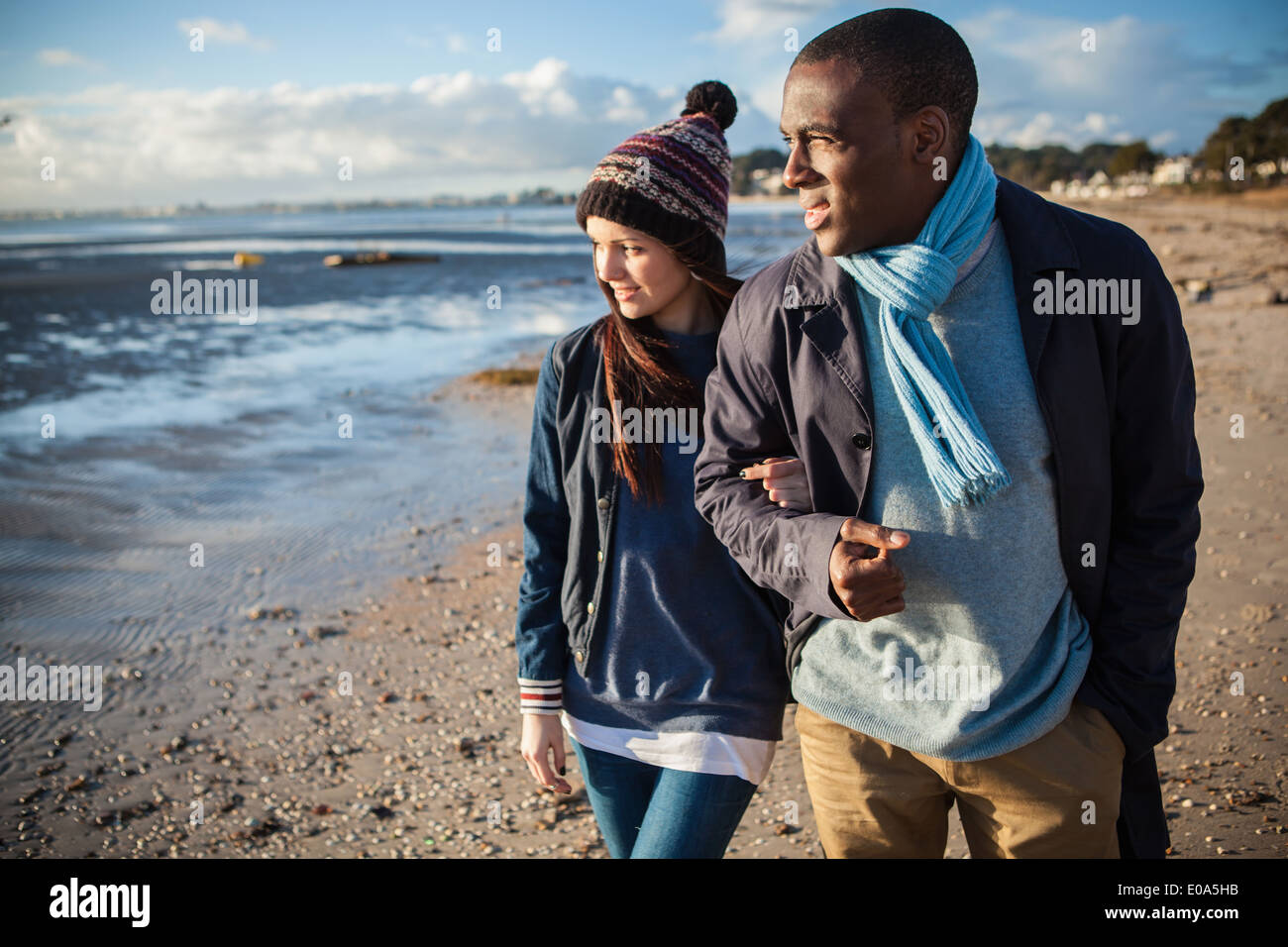 Jeune couple romantique dans les bras sur la plage Banque D'Images