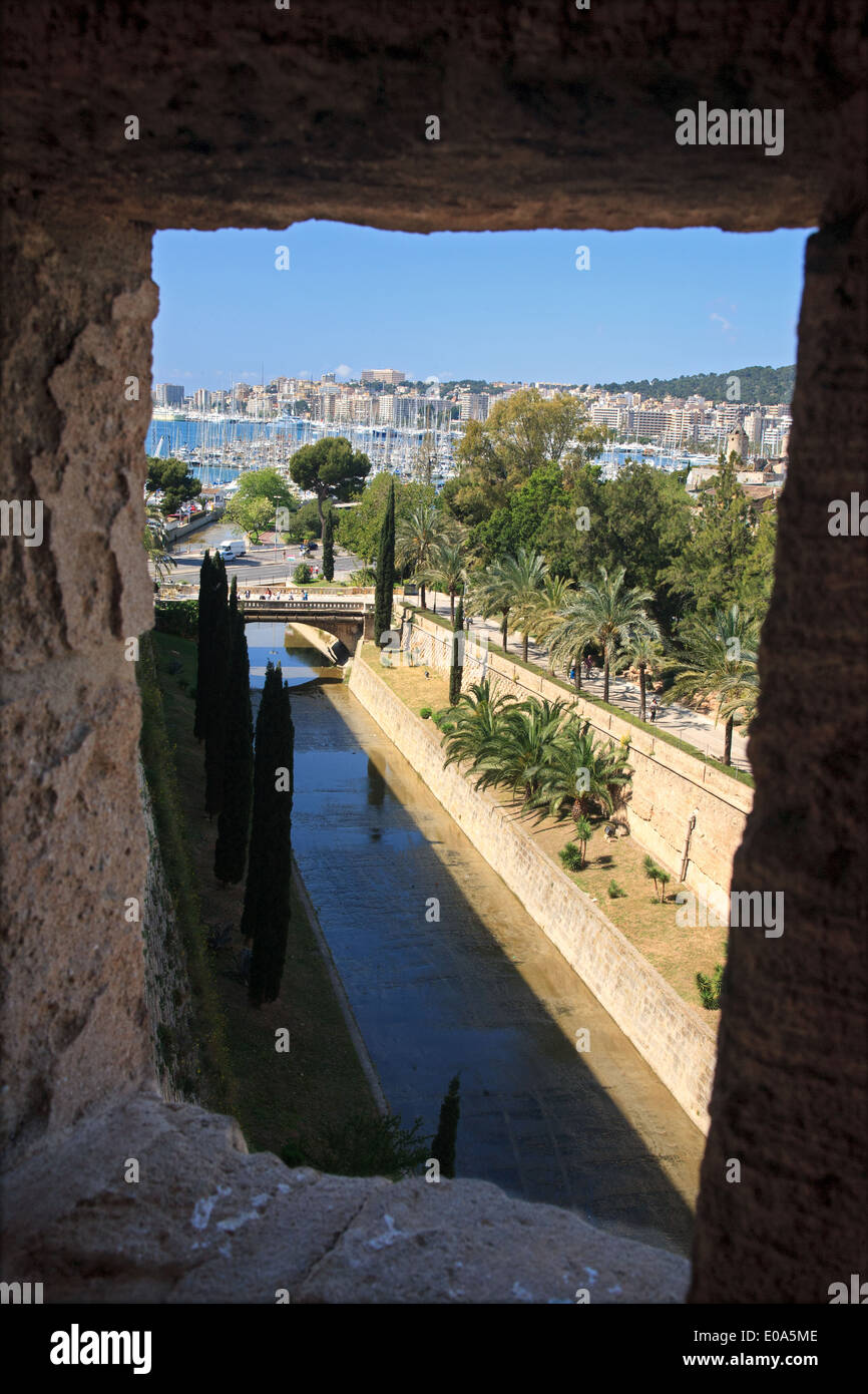 Torrent de Sa Riera, Palma, Majorque, des vieux murs de la ville et à la recherche vers la baie et le château de Bellver Banque D'Images