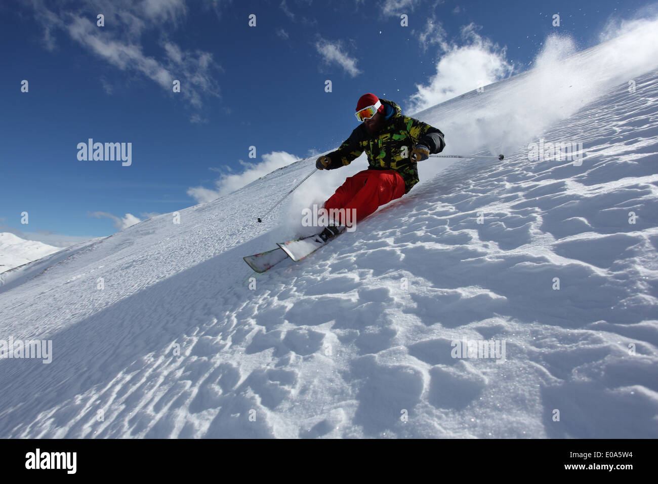 Man down ski pente raide, Mayrhofen, Tyrol, Autriche Banque D'Images