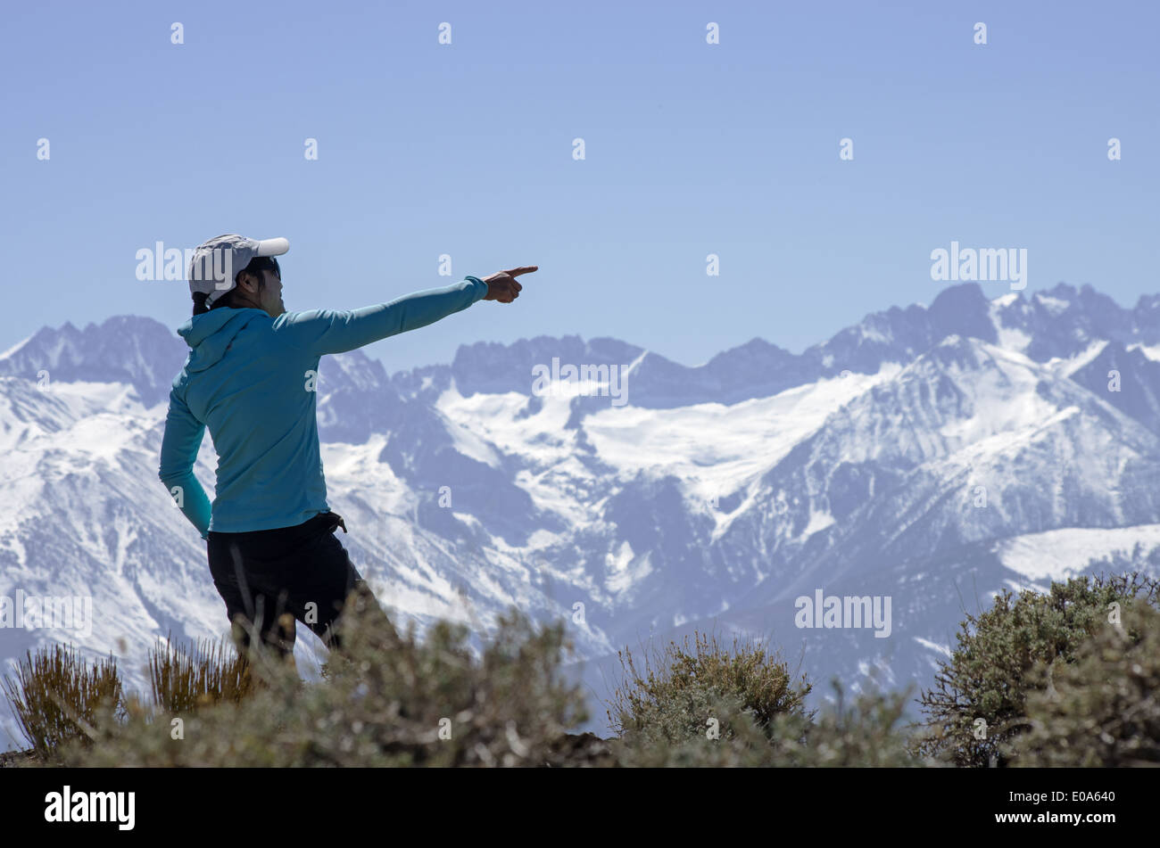 Une femme pointe vers un lointain pic de montagne Sierra Nevada Banque D'Images