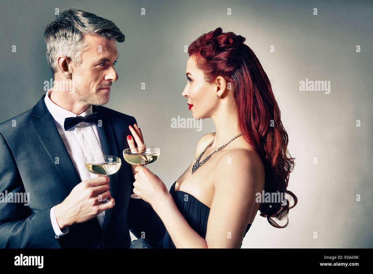 Portrait de couples célébrant avec toast Banque D'Images
