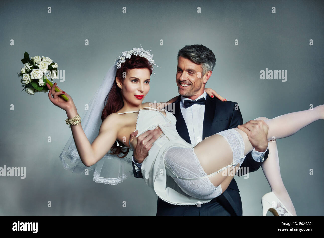Marié avec bride en costume de style burlesque Banque D'Images
