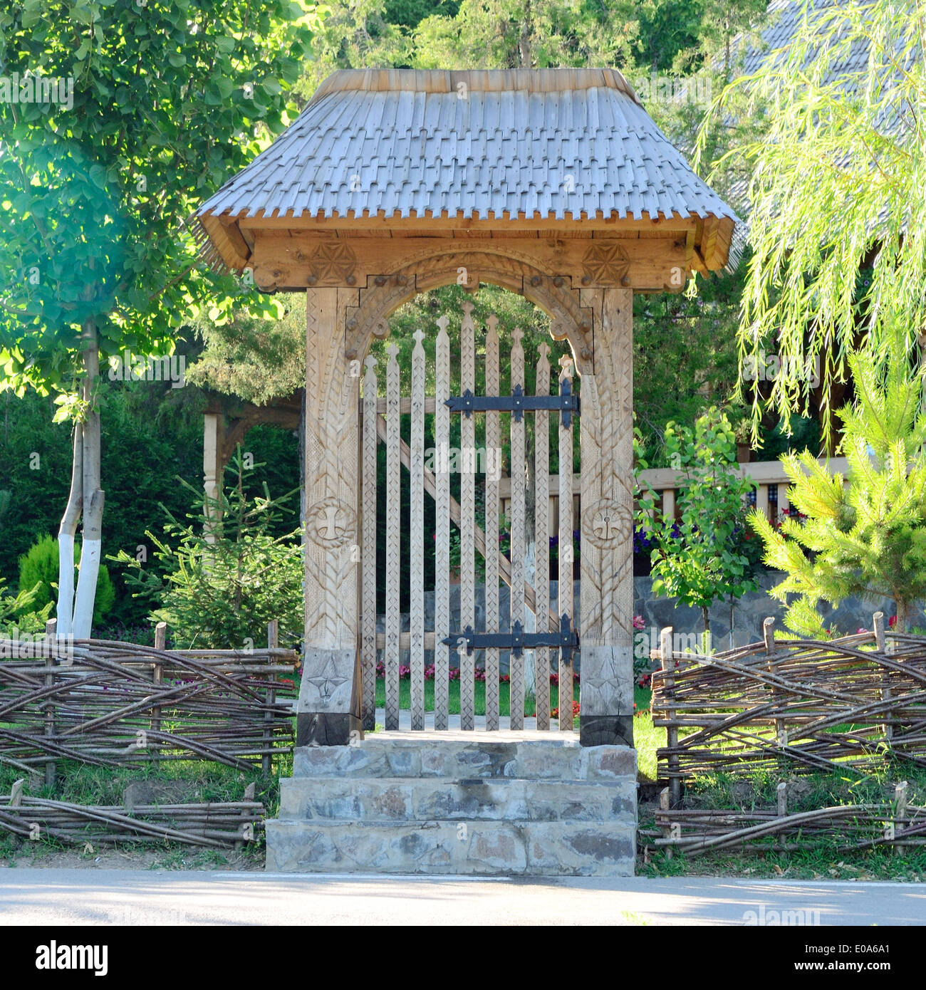 Porte en bois à l'entrée du jardin Banque D'Images