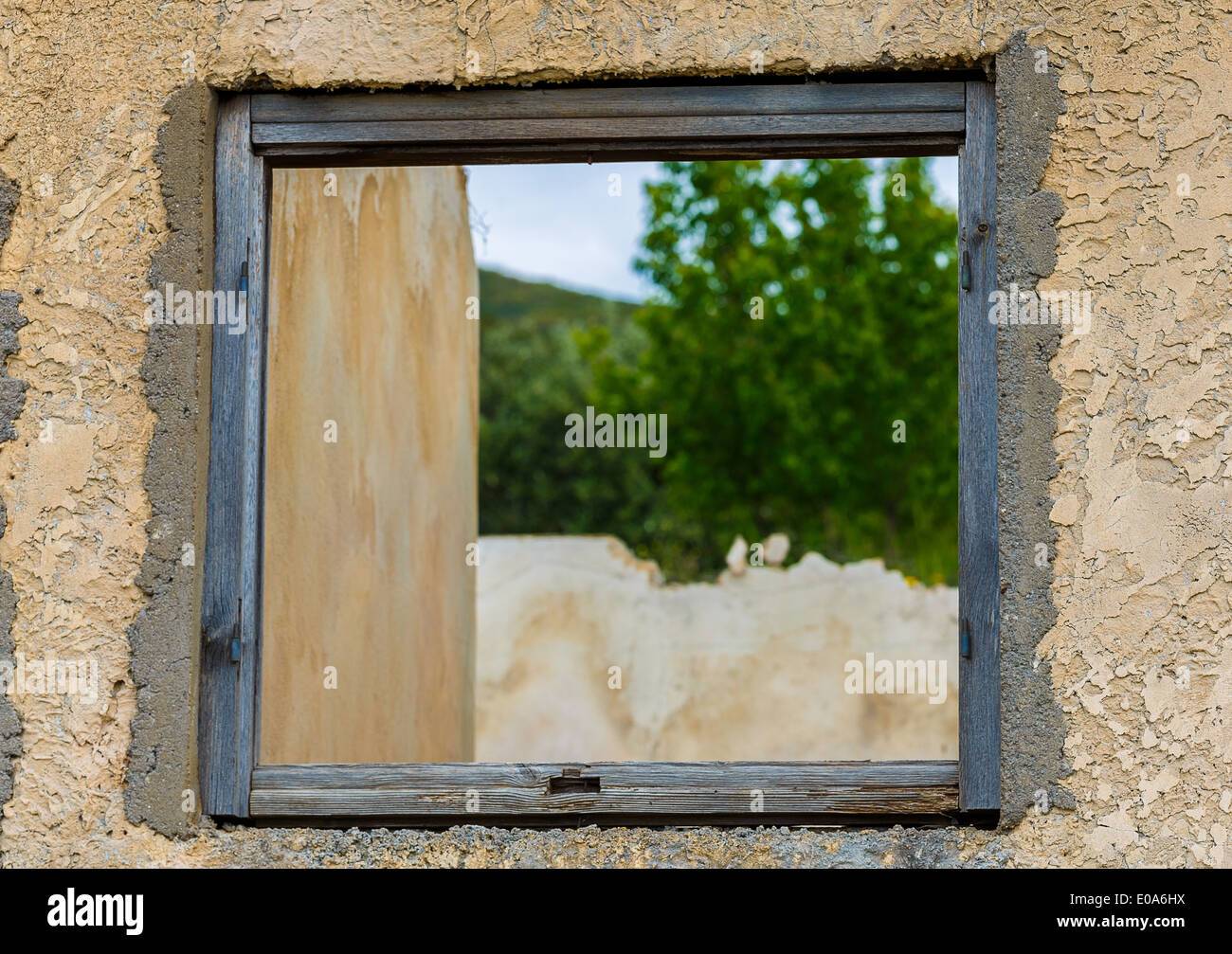 Châssis de fenêtre avec vue naturelle de forêt et montagne en Grèce Banque D'Images