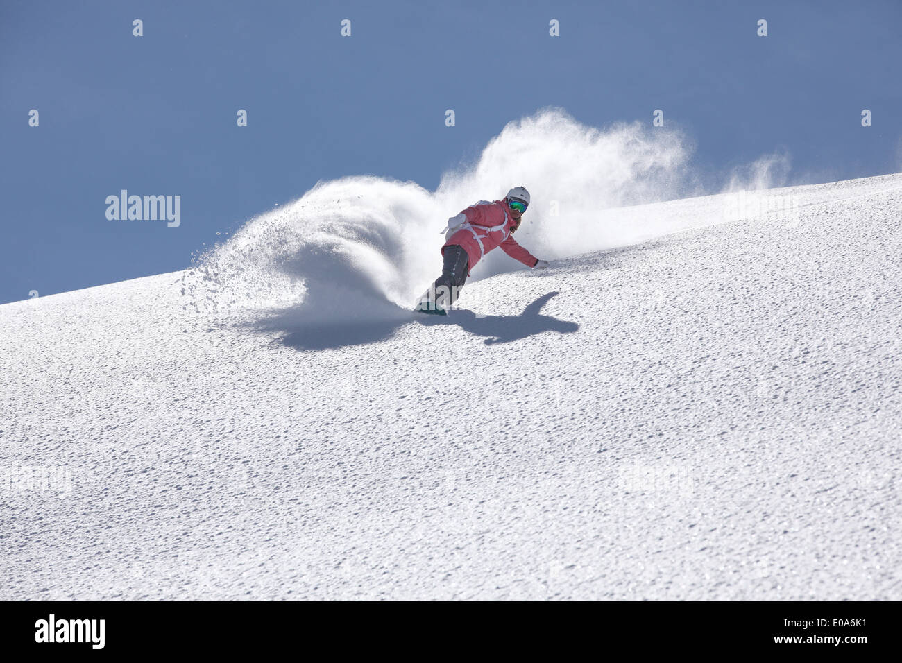 Jeune femme en snowboard en montagne, Hintertux, Tyrol, Autriche Banque D'Images