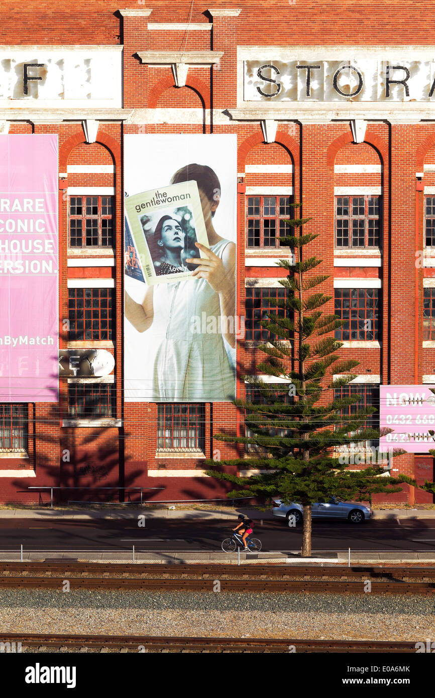 De grandes affiches sur le devant d'un bâtiment en brique à l'ouest de Fremantle en Australie Banque D'Images
