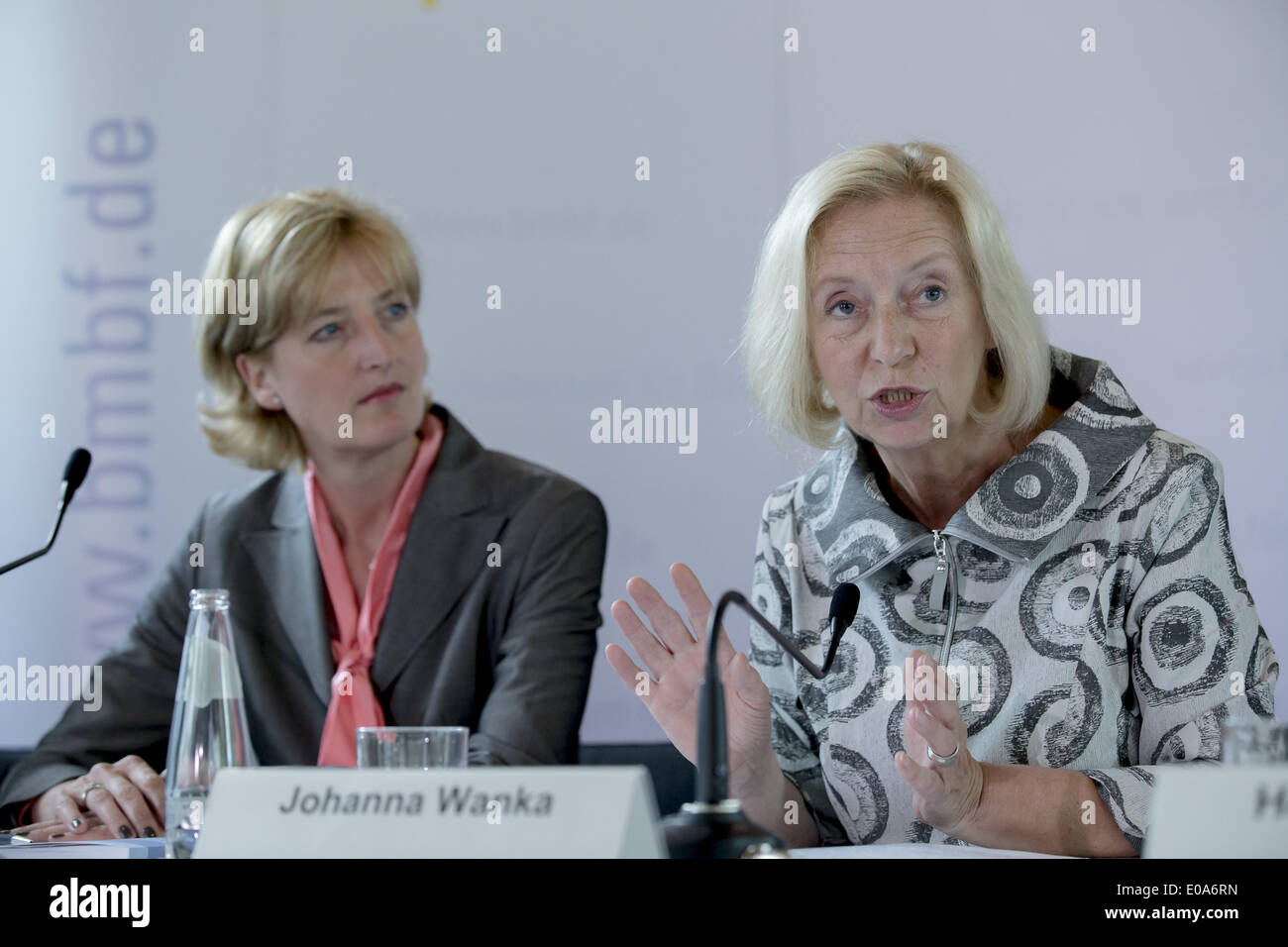 Berlin, Allemagne. 7 mai, 2014. Le ministre de l'éducation Wanka, et le ministre de la santé, GrÃ(il en collaboration avec le conseil d'éthique allemand donner une conférence de presse sur le thème : ''žStatement du conseil d'éthique de la biosécurité et la liberté de recherche' à la Ministère de l'éducation à Berlin./Photo : présidente du conseil d'éthique Christine Woppen et Ministre Johanna Wanka (CDU), Ministre allemand de l'éducation. Credit : Reynaldo Paganelli/NurPhoto ZUMAPRESS.com/Alamy/Live News Banque D'Images