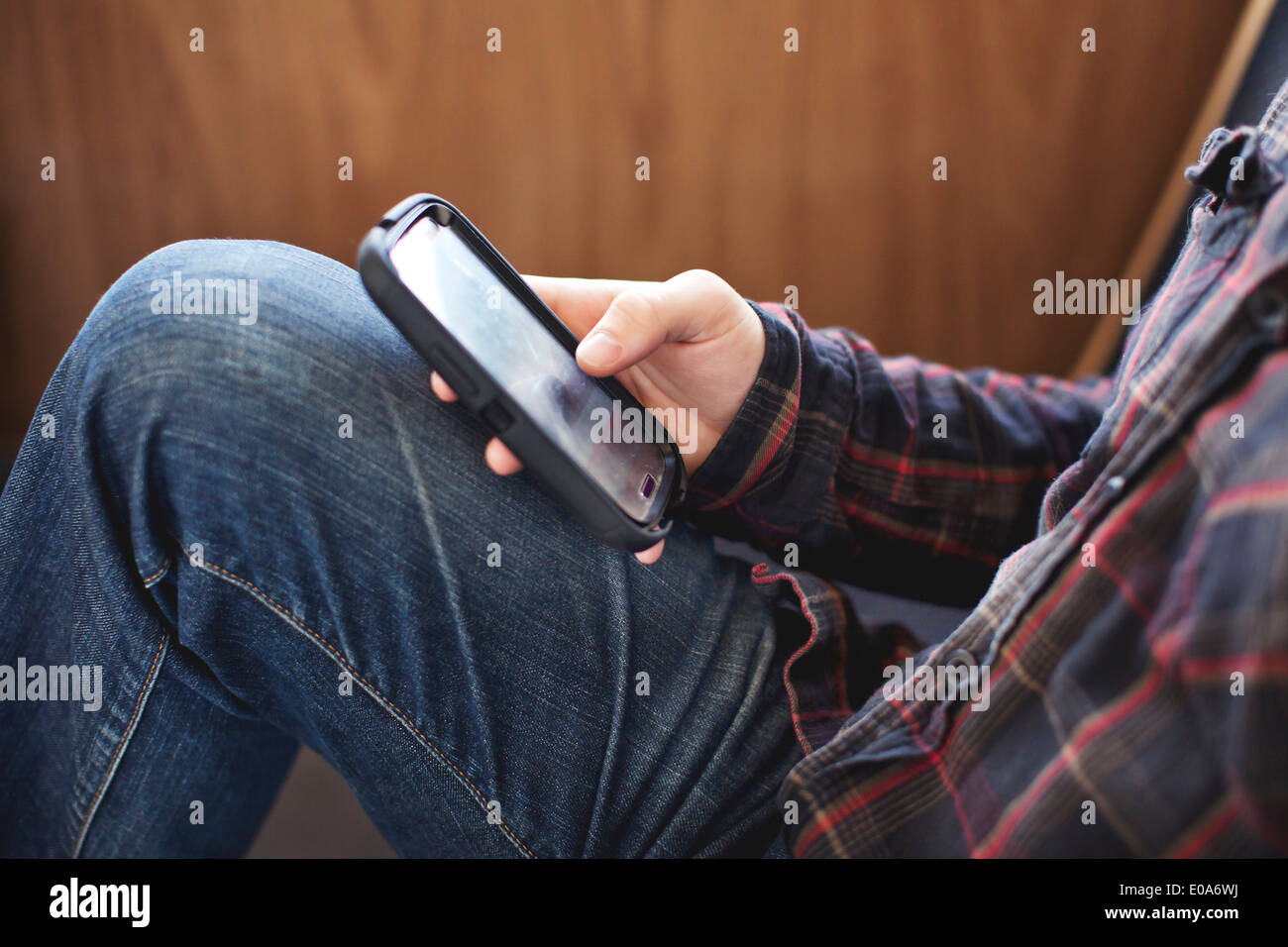 Mid section of man using smartphone Banque D'Images
