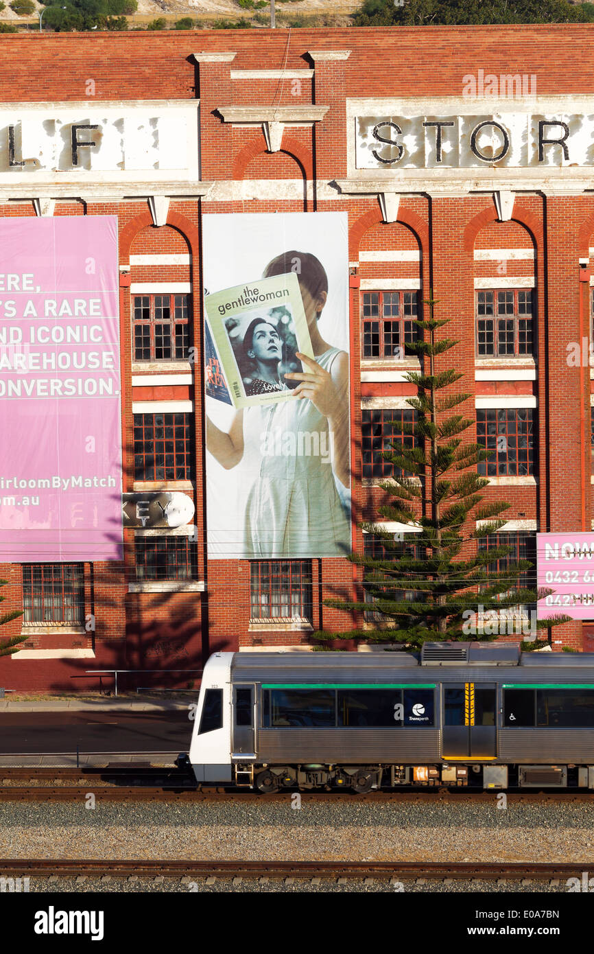 De grandes affiches sur le devant d'un bâtiment en brique à l'ouest de Fremantle en Australie Banque D'Images