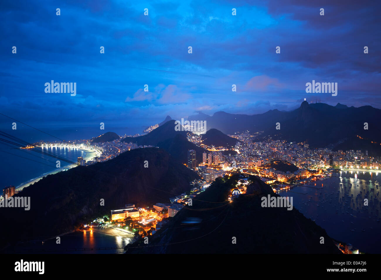 Vue de nuit sur la côte de port et mont du Pain de Sucre, Rio de Janeiro, Brésil Banque D'Images