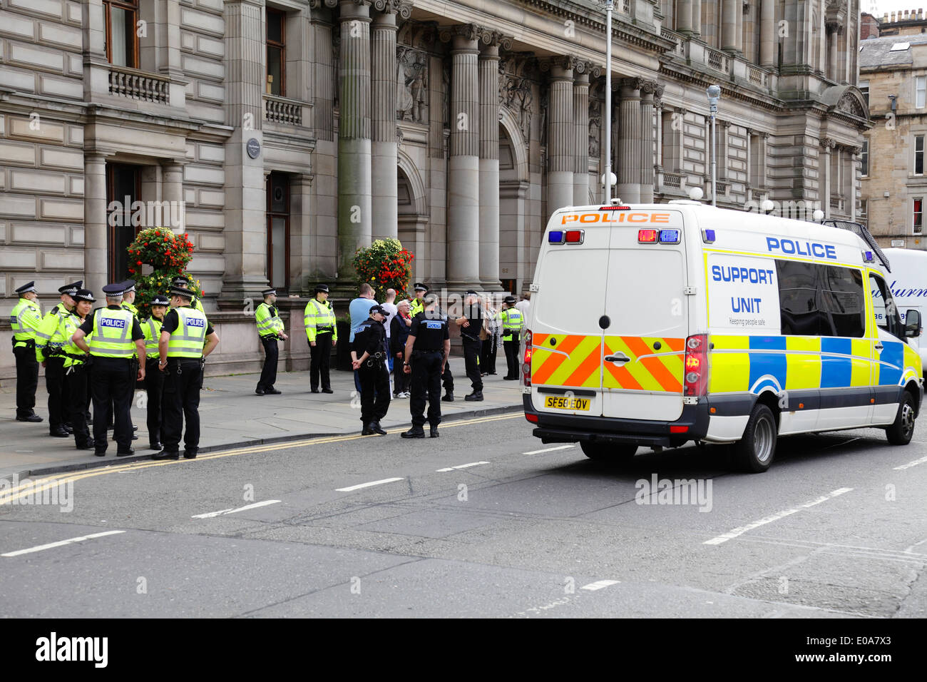 Des policiers et une fourgonnette de l'unité de soutien assistent à un incident sur George Square, dans le centre-ville de Glasgow, en Écosse, au Royaume-Uni Banque D'Images