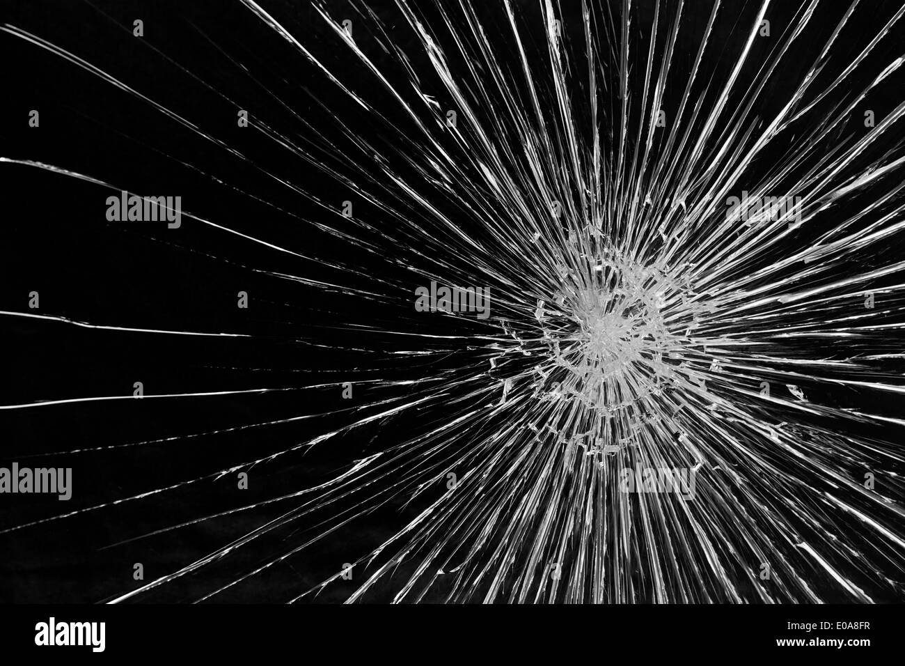 Verre fissuré sur un fond noir Banque D'Images