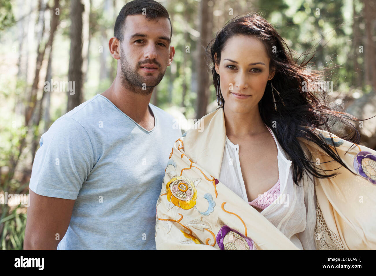 Portrait of young couple in forest Banque D'Images