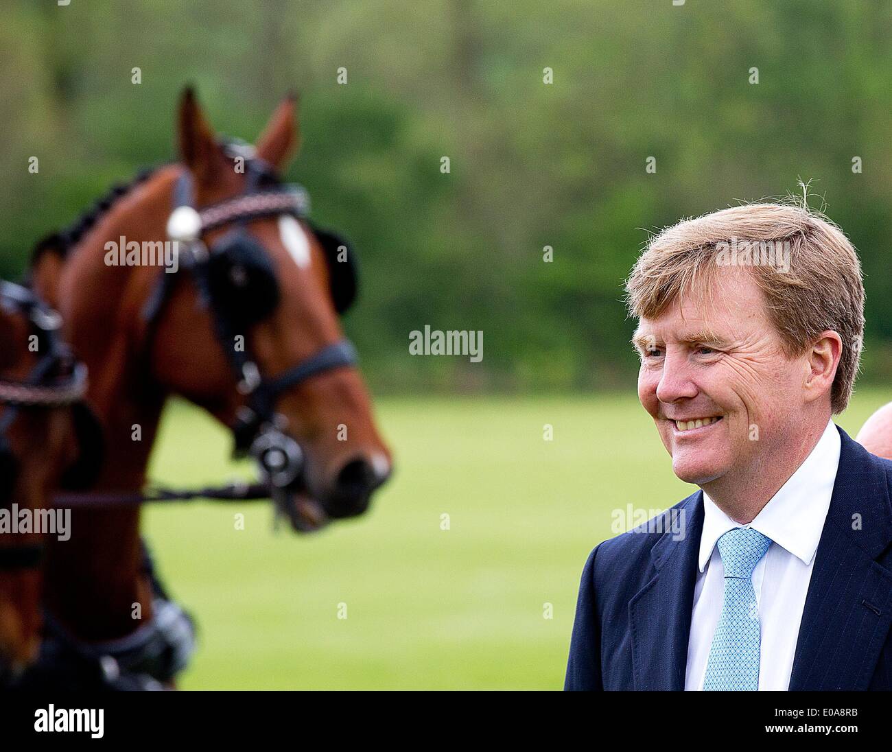 Ermelo, aux Pays-Bas. 07Th Mai, 2014. Le roi Willem-Alexander ouvre le Centre équestre national de l'équitation et le cheval à Ermelo, aux Pays-Bas, 07 mai 2014. Le roi entre dans le nouveau hall de l'événement, le Amaliahal, que les spectacles équestres si le cheval représente. Photo : PRE/ Albert Philip van der Werf/dpa AUCUN SERVICE DE FIL//dpa/Alamy Live News Banque D'Images