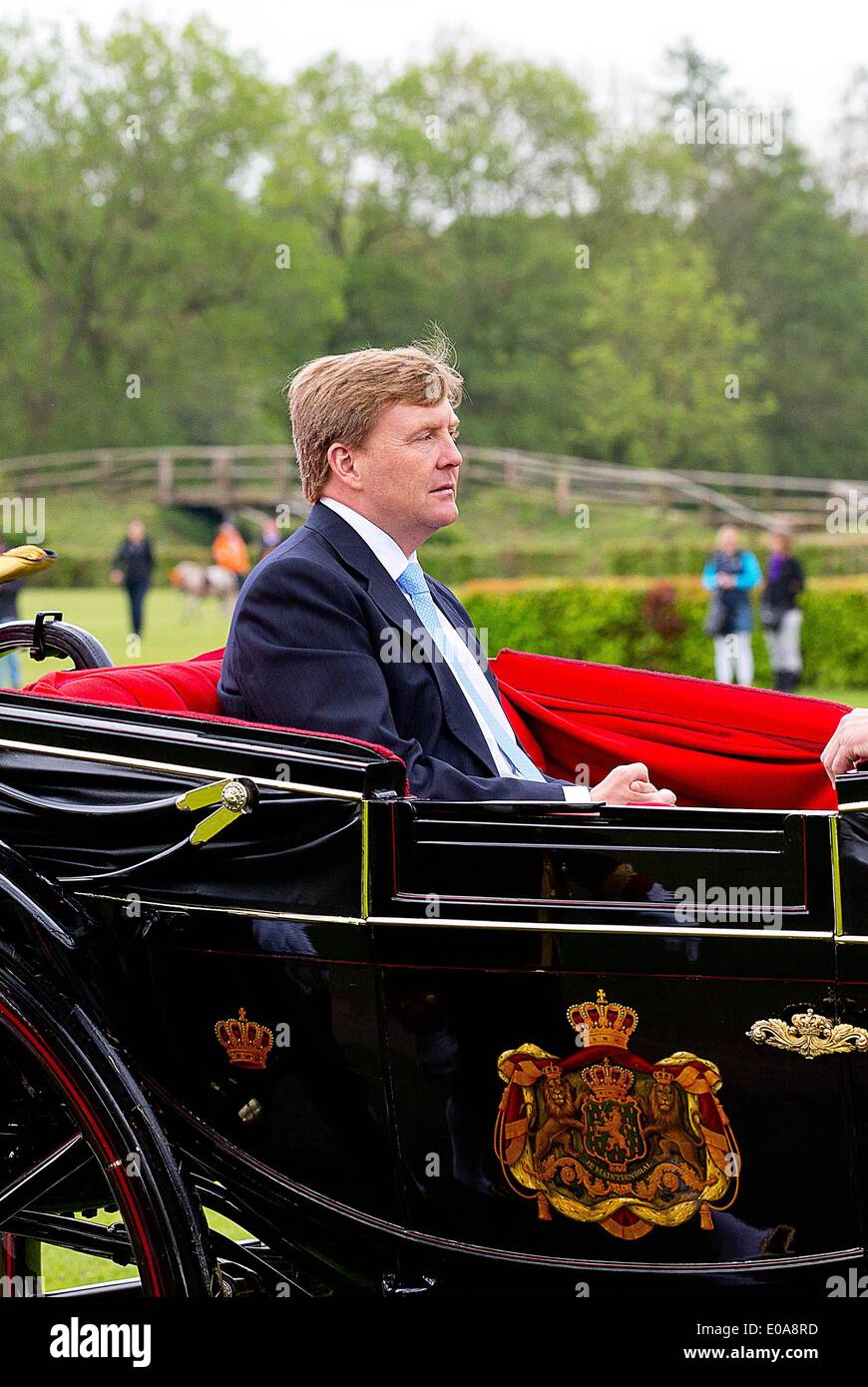 Ermelo, aux Pays-Bas. 07Th Mai, 2014. Le roi Willem-Alexander ouvre le Centre équestre national de l'équitation et le cheval à Ermelo, aux Pays-Bas, 07 mai 2014. Le roi entre dans le nouveau hall de l'événement, le Amaliahal, que les spectacles équestres si le cheval représente. Photo : PRE/ Albert Philip van der Werf/dpa AUCUN SERVICE DE FIL//dpa/Alamy Live News Banque D'Images