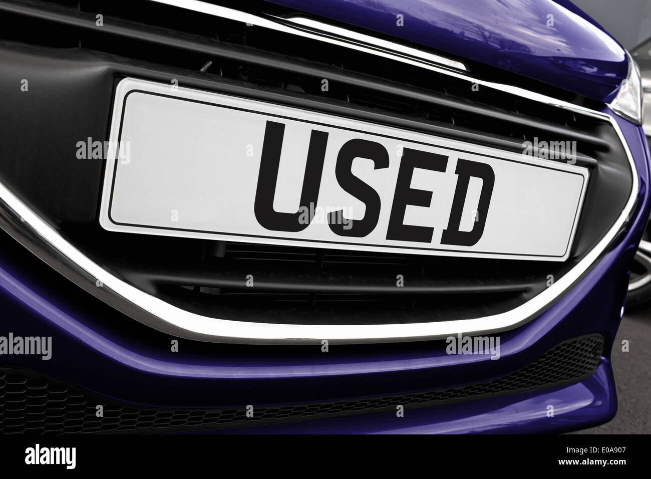 Plaque de numéro d'une voiture pour la vente au détail sur un parvis concessionnaires automobiles tous les logos supprimé Banque D'Images
